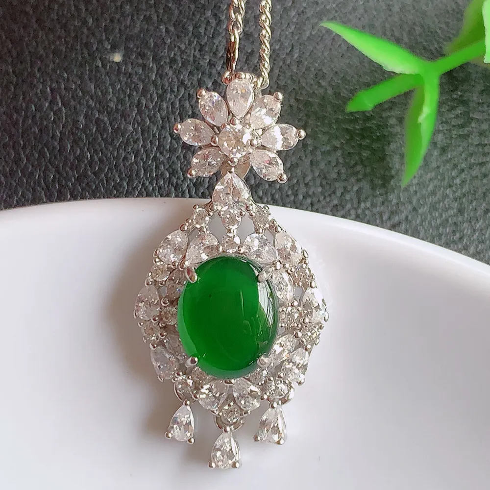 冰润满绿蛋面吊坠  玉质细润，翠绿色  沁人心脾 ，高档大气，镶嵌效果倍增，W815.2  整体尺寸：33-15.5-6.8mm  裸石尺寸：9.6-7.8