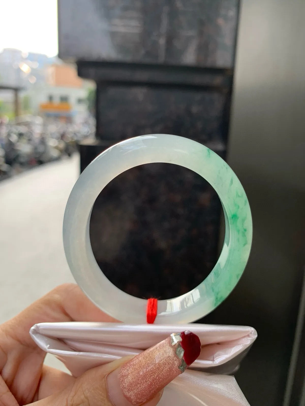 冰飘绿贵妃
53.7-46.5-7.7-9.4
打灯细纹，不影响，底妆水透胶润，简约却充满灵气，半圈