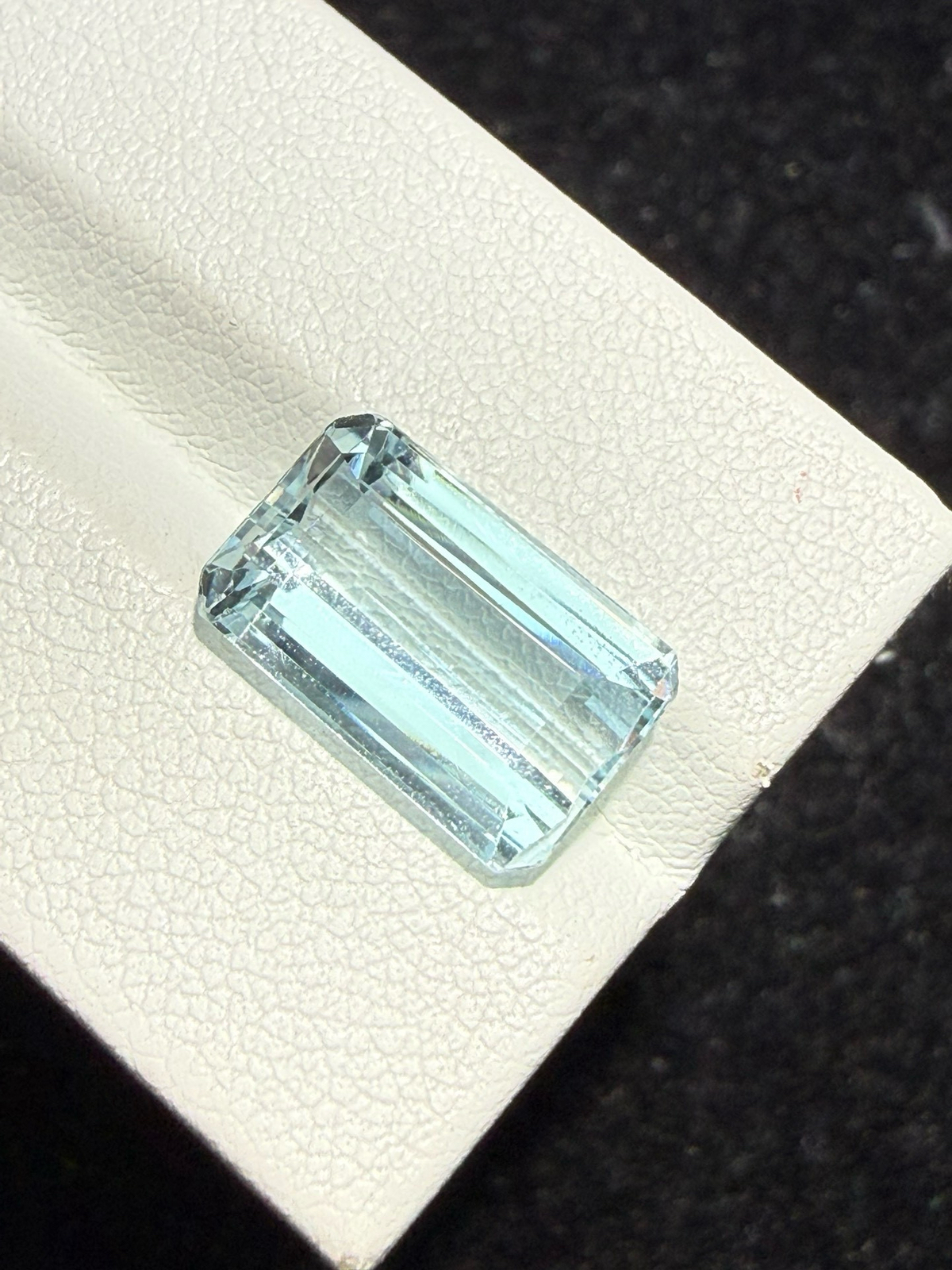 6.11克拉天然海蓝宝戒面裸石，颜色超美，火彩超好，尺寸：13.9*8.7*6.1mm