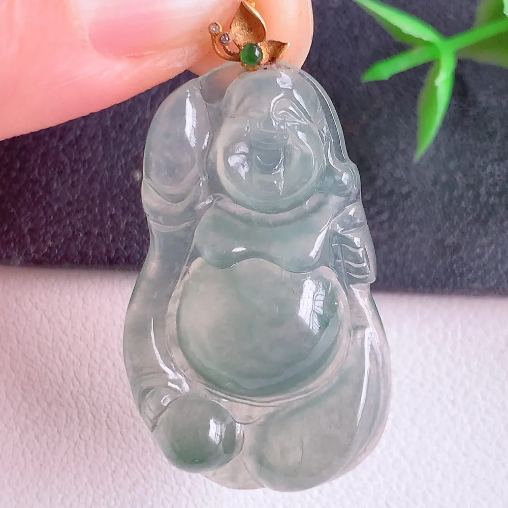 18k金扣冰润布袋佛挂件 玉质细腻  精雕弥勒佛，笑佛福耳垂肩，面相喜庆，开怀大笑，憨态可掬。惟妙惟肖，寓意福禄双全，吉祥美满，笑口常开 W400.2  尺寸：34.8-21-5.8mm