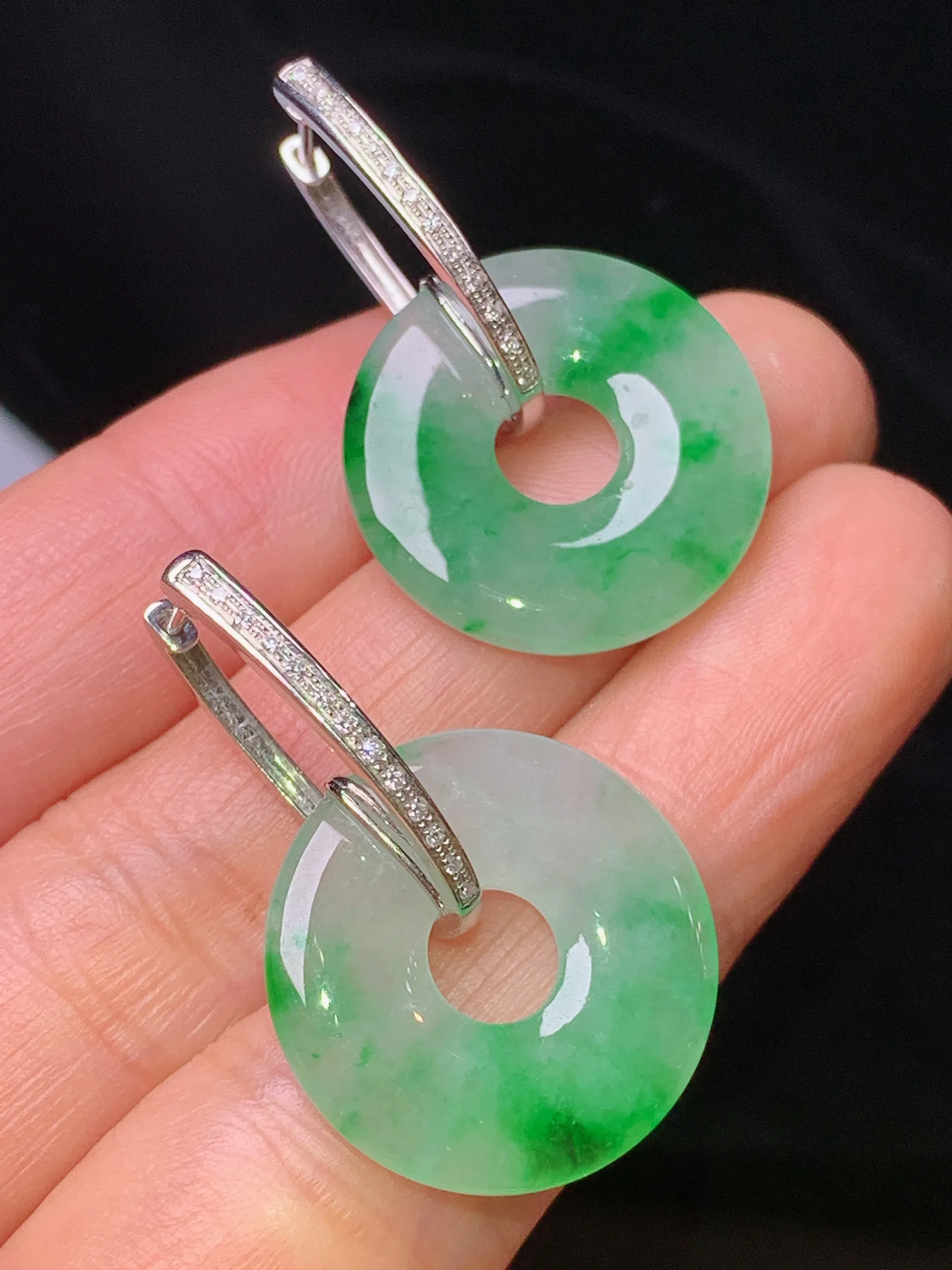 18k金钻镶嵌飘绿平安环耳坠 玉质细腻清新 水润亮眼 整体尺寸32.3*20.5*3.2