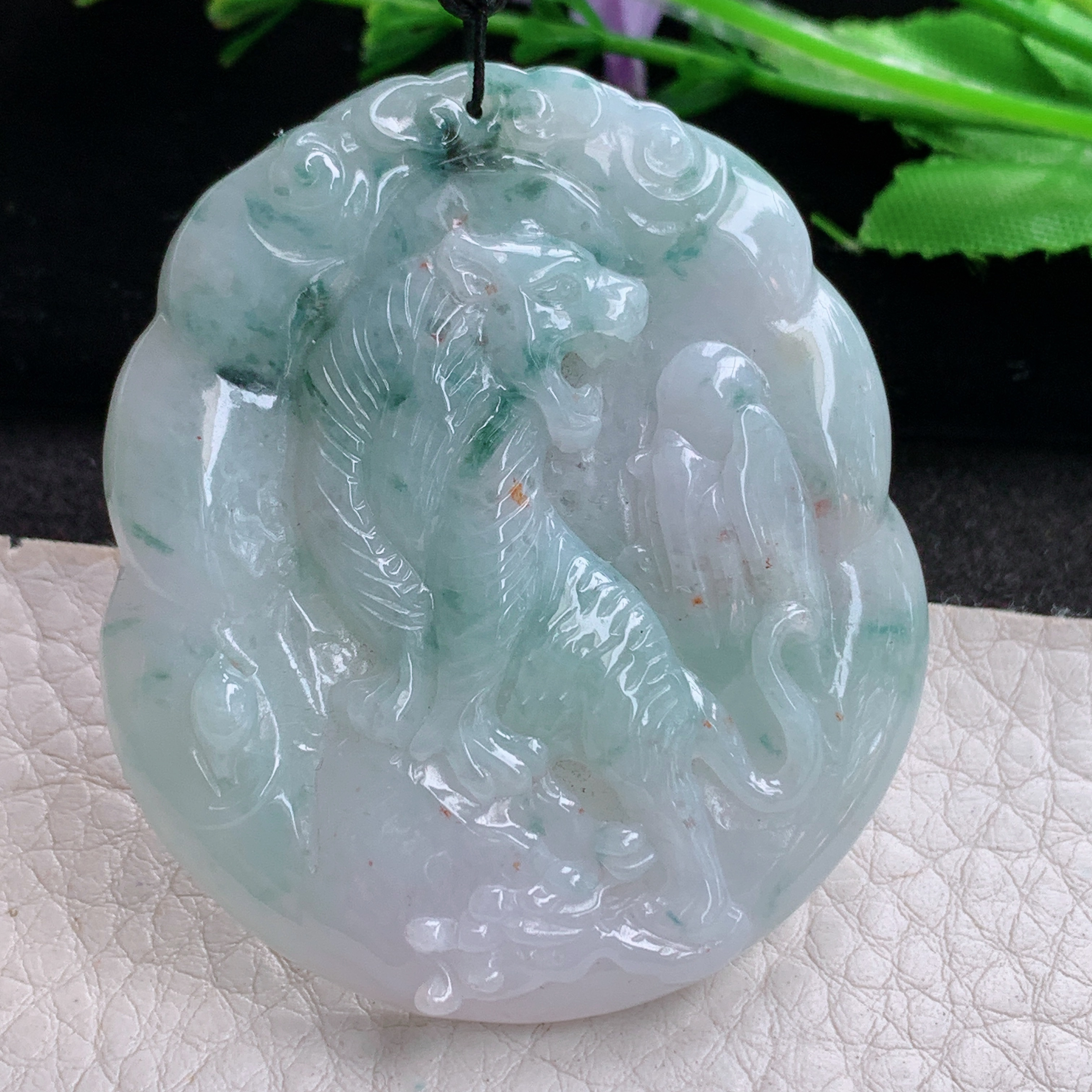 f8自然光53*46.8*6.3天然缅甸翡翠飘花老虎吊坠生肖上山虎