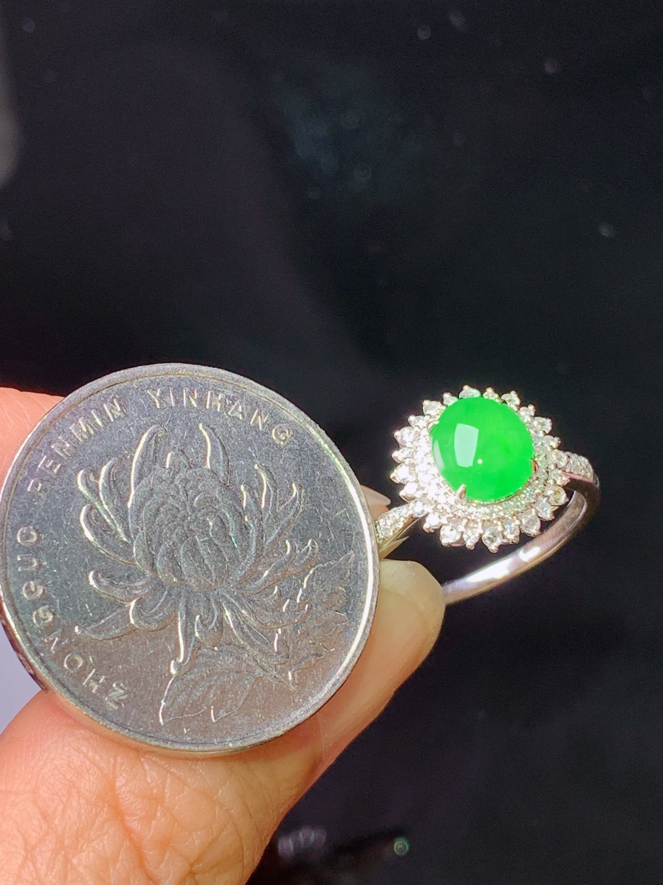 18k金钻镶嵌满绿蛋面戒指 玉质细腻清新 水润亮眼 圈口13.5 整体尺寸11.8*11.3*8