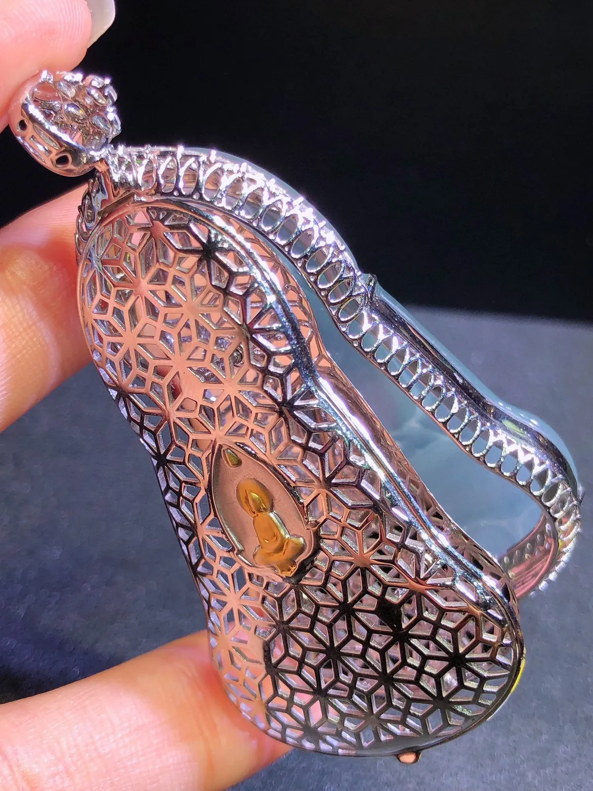 18K金镶 茅台白观音吊坠 完美 水润起光 品相饱满 苹果手机拍摄，实物更好看