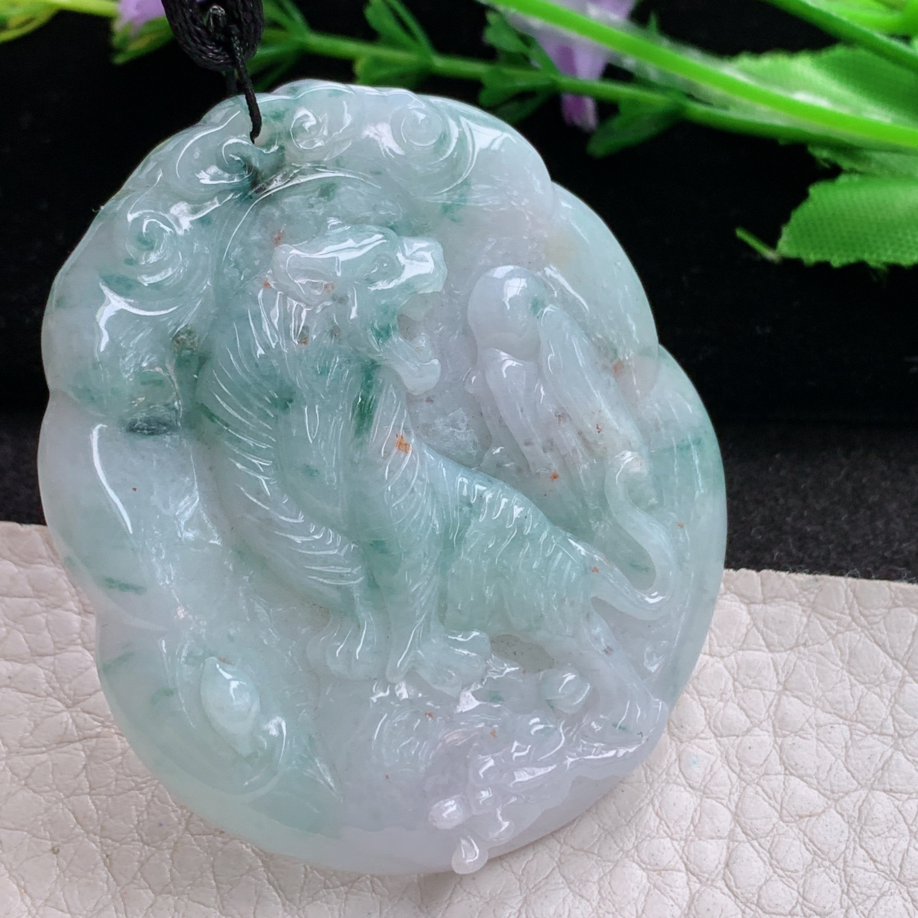 f8自然光53*46.8*6.3天然缅甸翡翠飘花老虎吊坠生肖上山虎