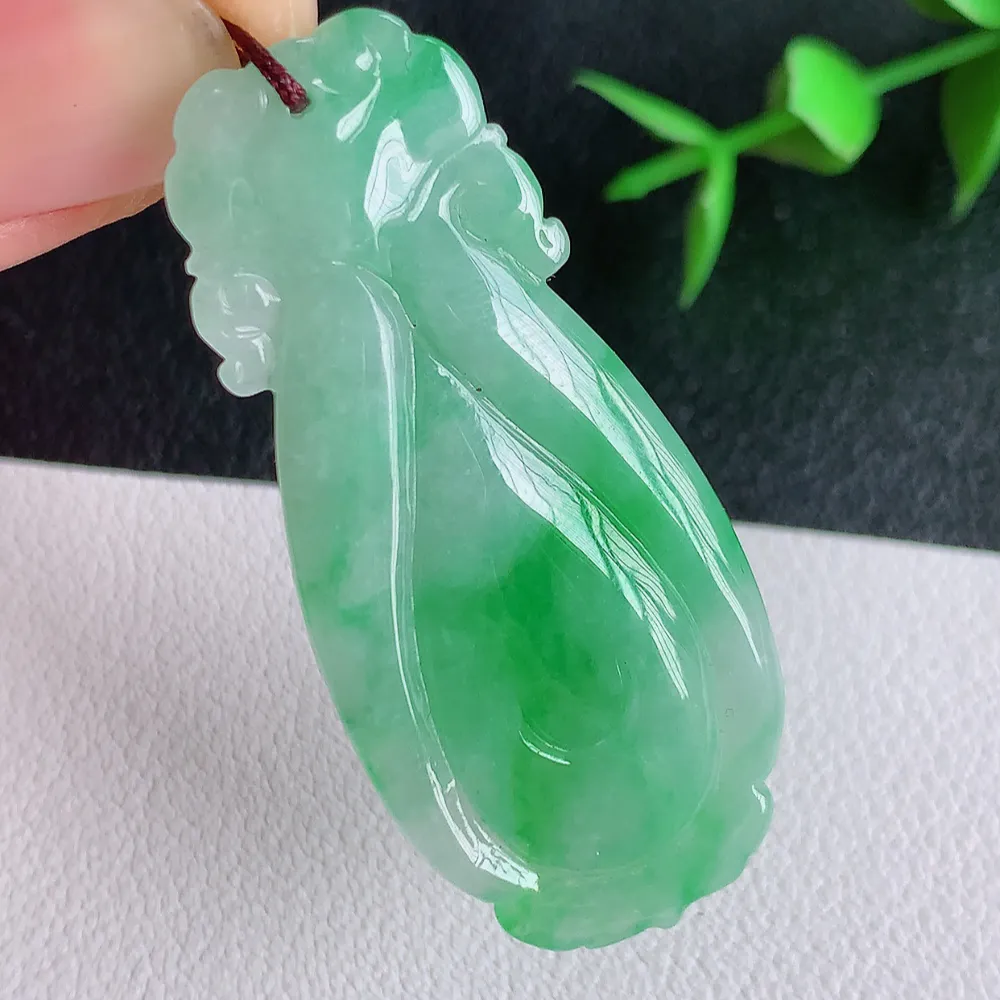 冰润飘绿福贝翡翠吊坠，寓意“辈辈有福，财源广进”水足莹润。通体清新通透，佩戴效果优雅迷人，W140.2  尺寸：46.8-21-4.1mm