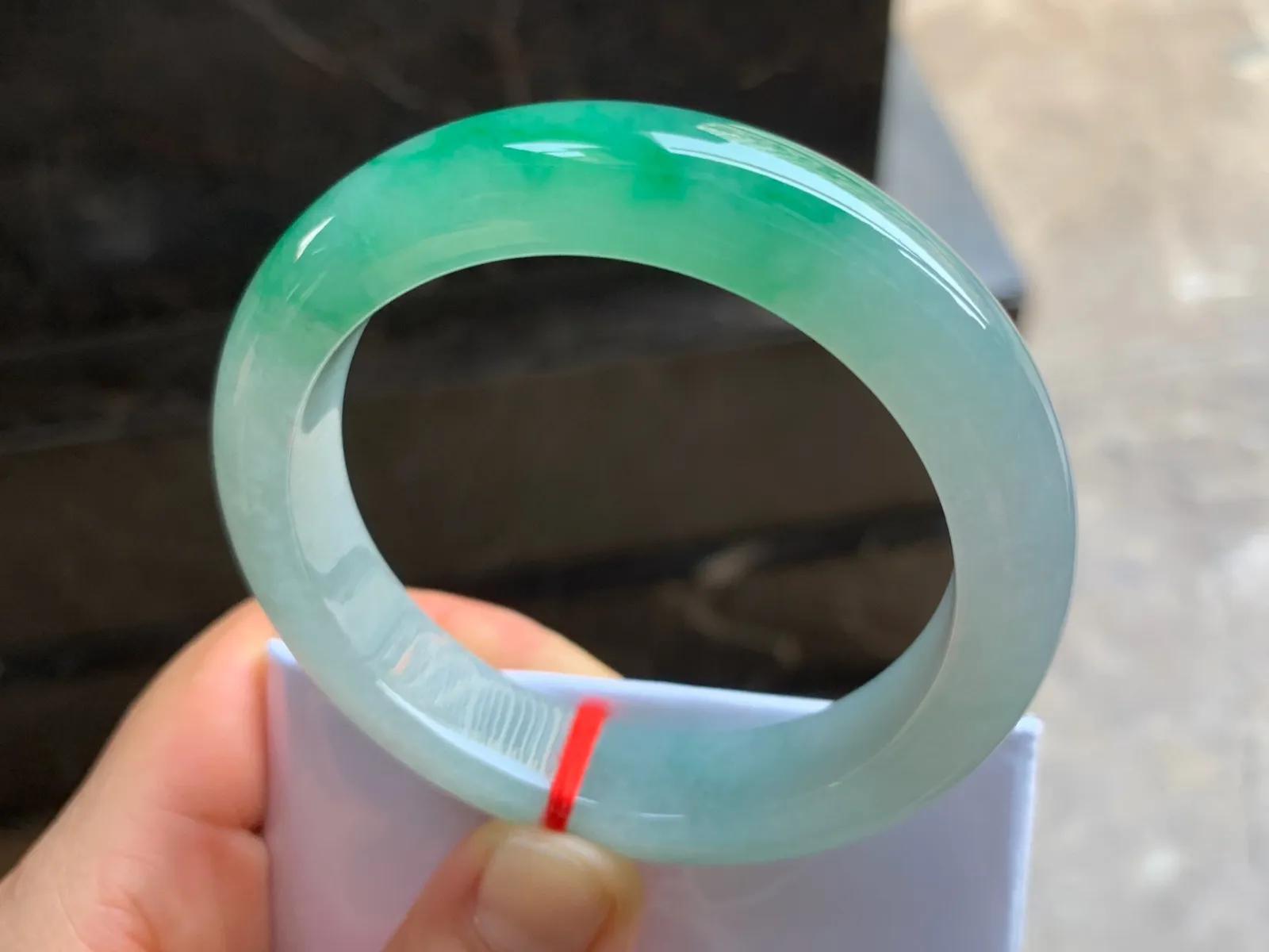 54-12.5-9mm
带色手镯 底子细腻 颜色漂亮 上手大气