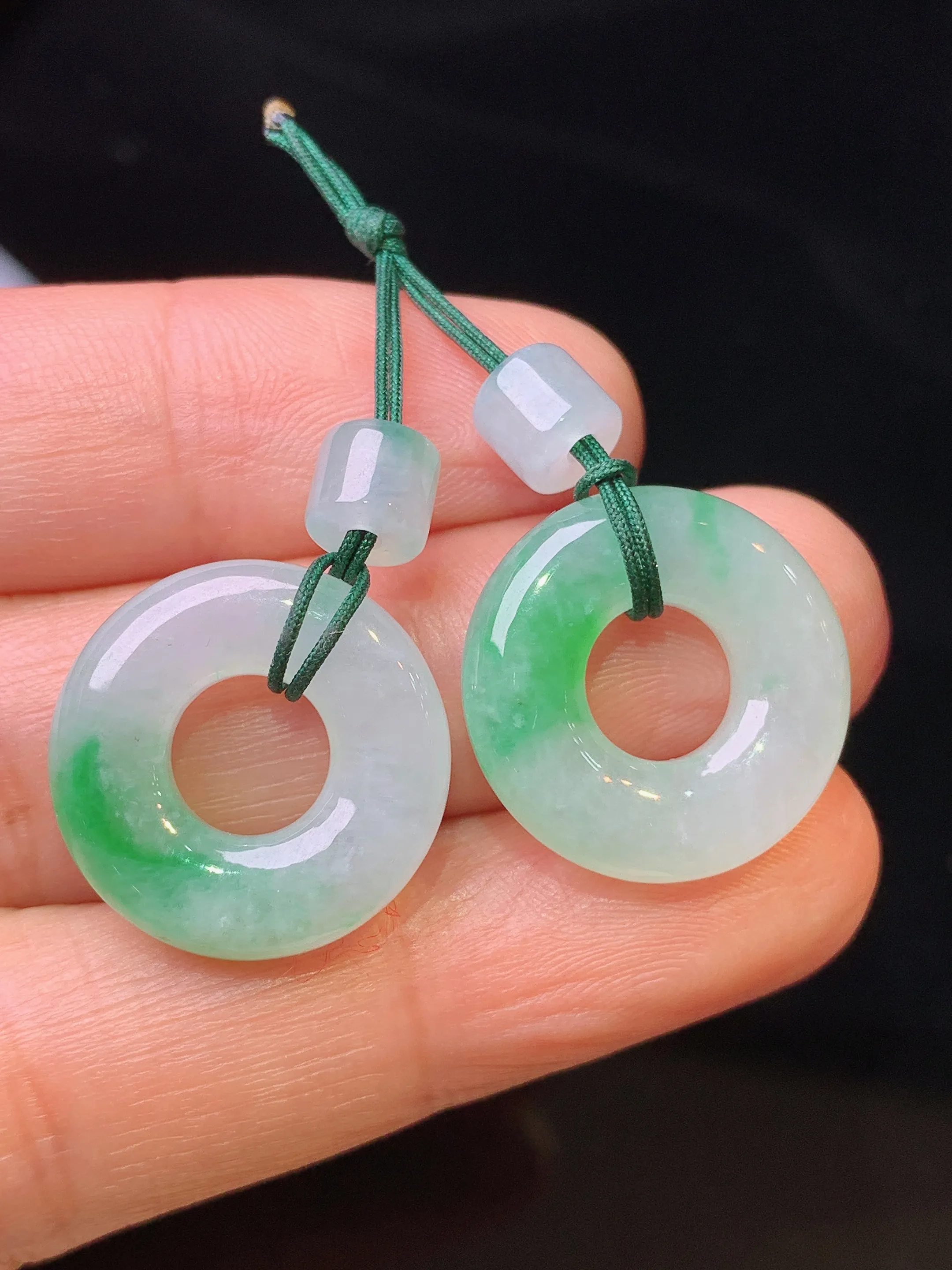 飘绿平安环一对 玉质细腻清新 水润亮眼 整体尺寸17.8*4.8