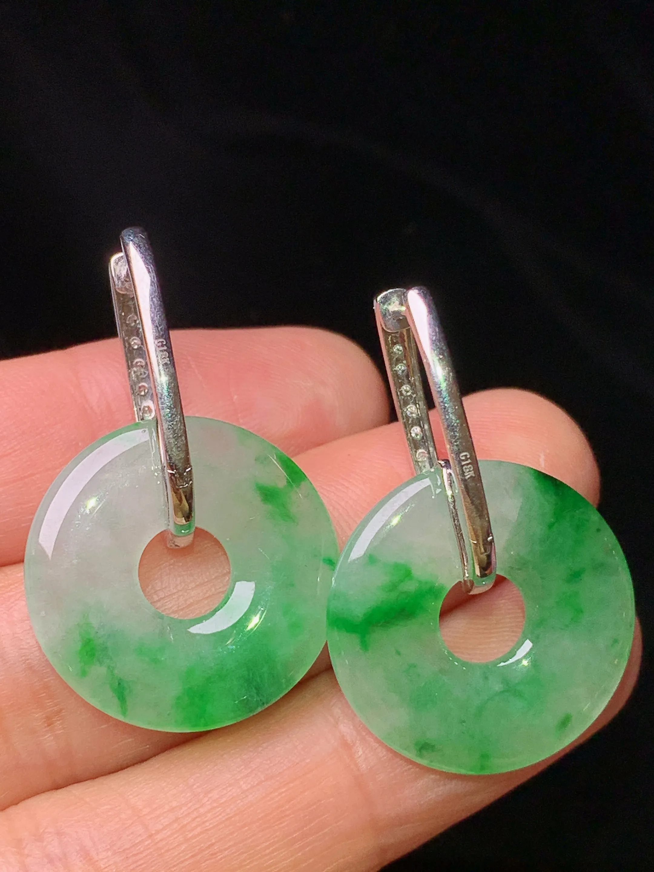 18k金钻镶嵌飘绿平安环耳坠 玉质细腻清新 水润亮眼 整体尺寸32.3*20.5*3.2