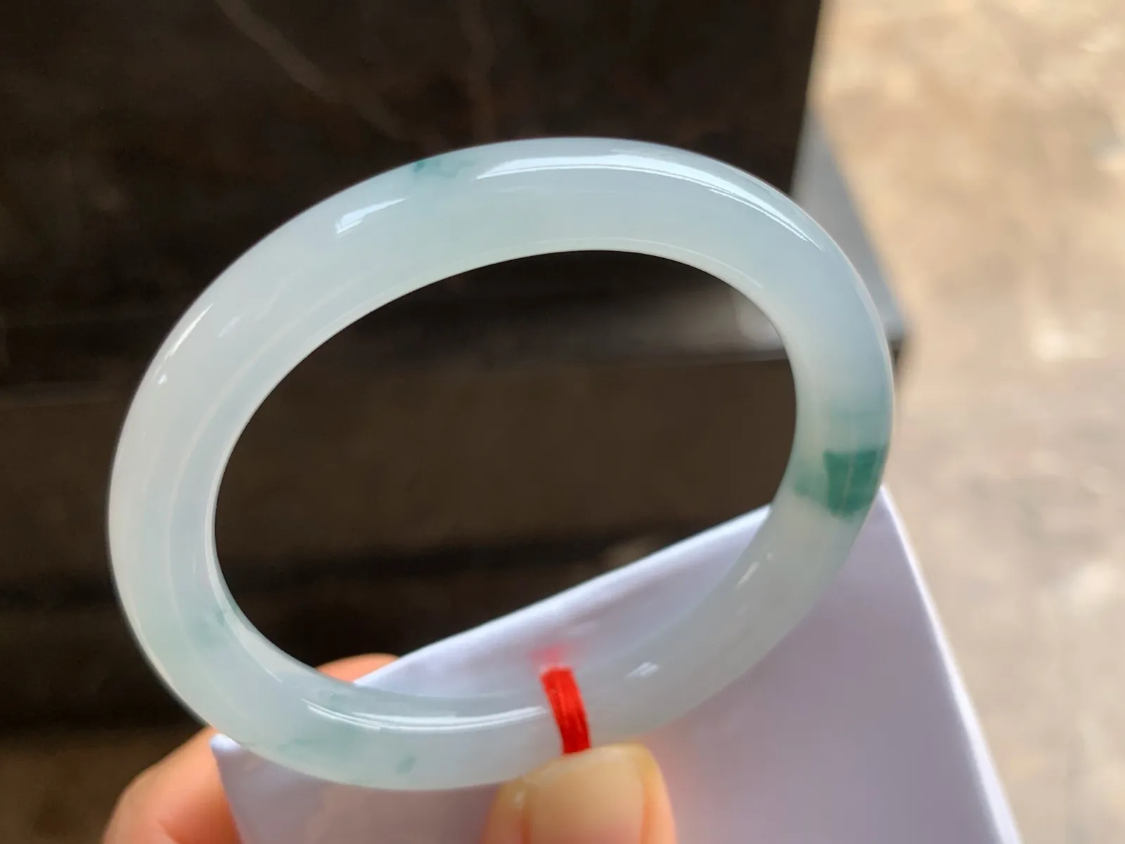 52.5-8.9-8.2mm
冰种飘花贵妃圆条手镯 水润光泽 清爽 正圈50可带