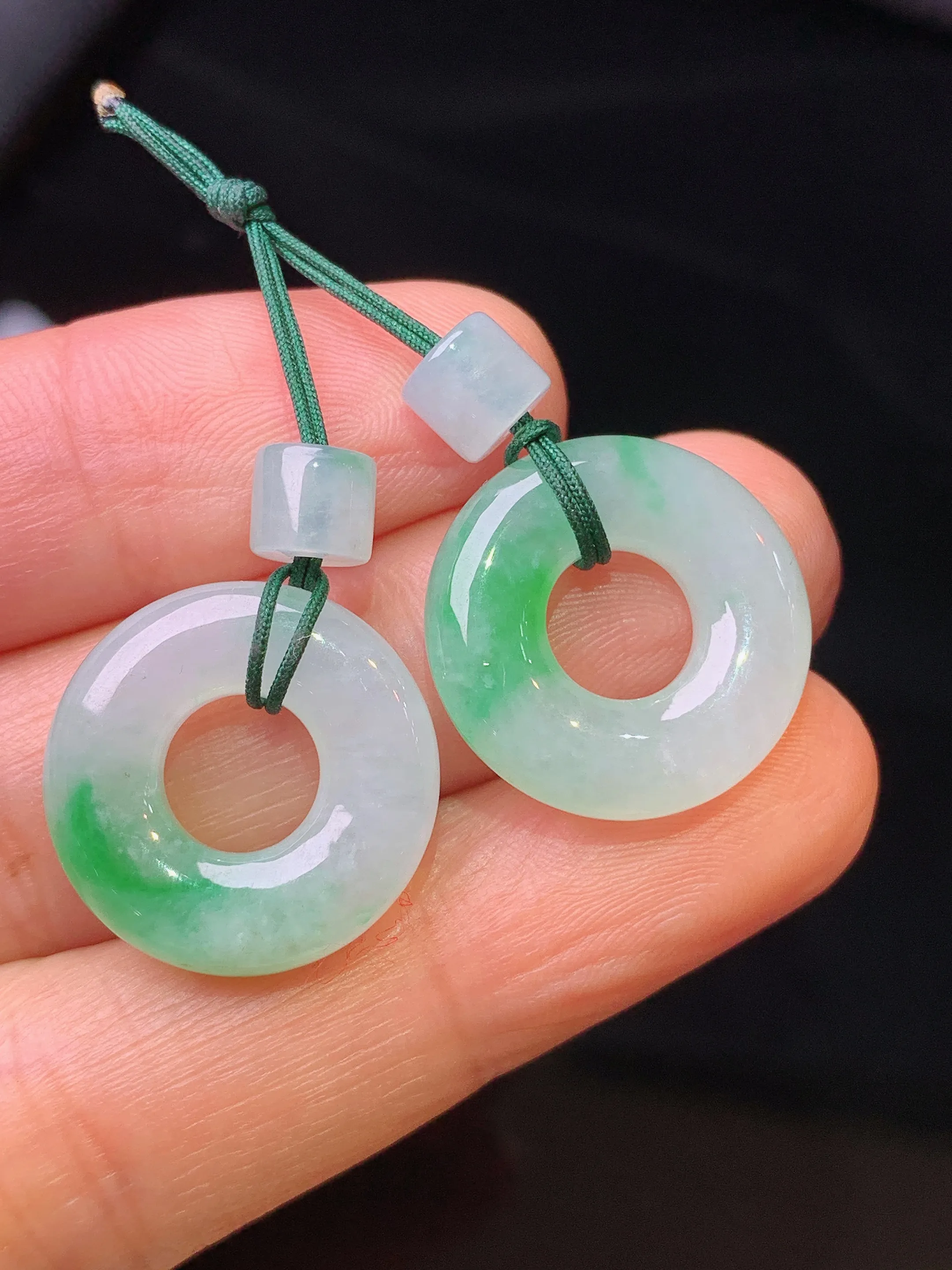 飘绿平安环一对 玉质细腻清新 水润亮眼 整体尺寸17.8*4.8