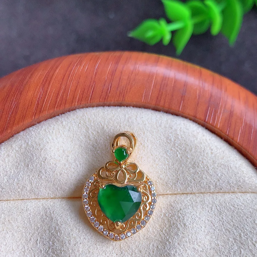 925银镶冰种心形吊坠 玉质细腻 色泽清新艳丽 W481.2  整体尺寸：20.8-14-5.6mm   裸石尺寸：7.8-6.8mm