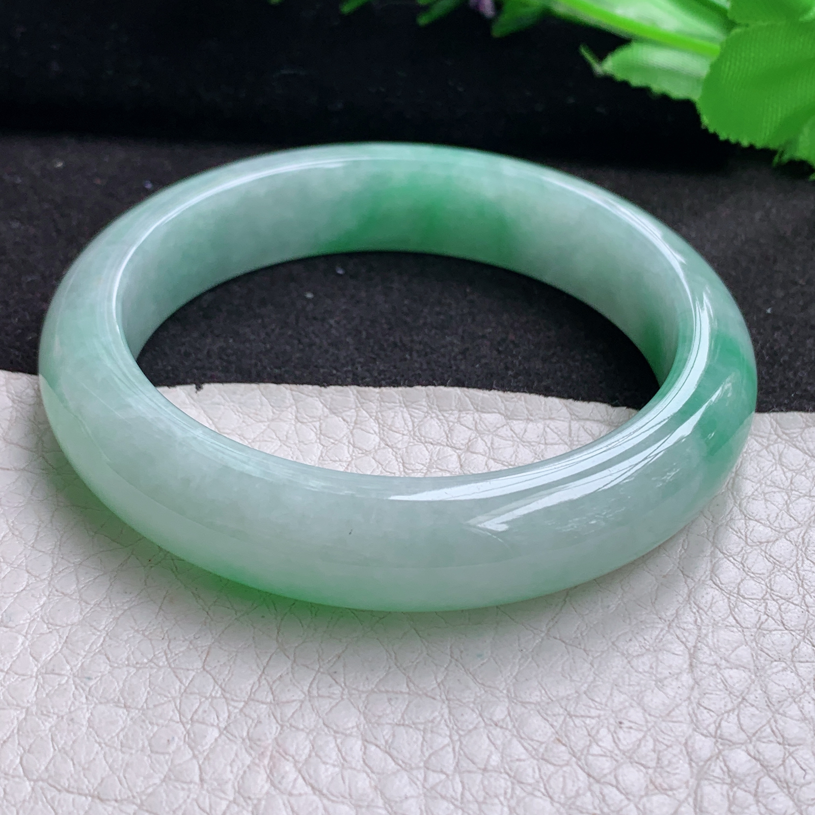 n清新年轻款55*12.5*8.5平安镯 天然缅甸翡翠A货细润飘绿宽边玉手环