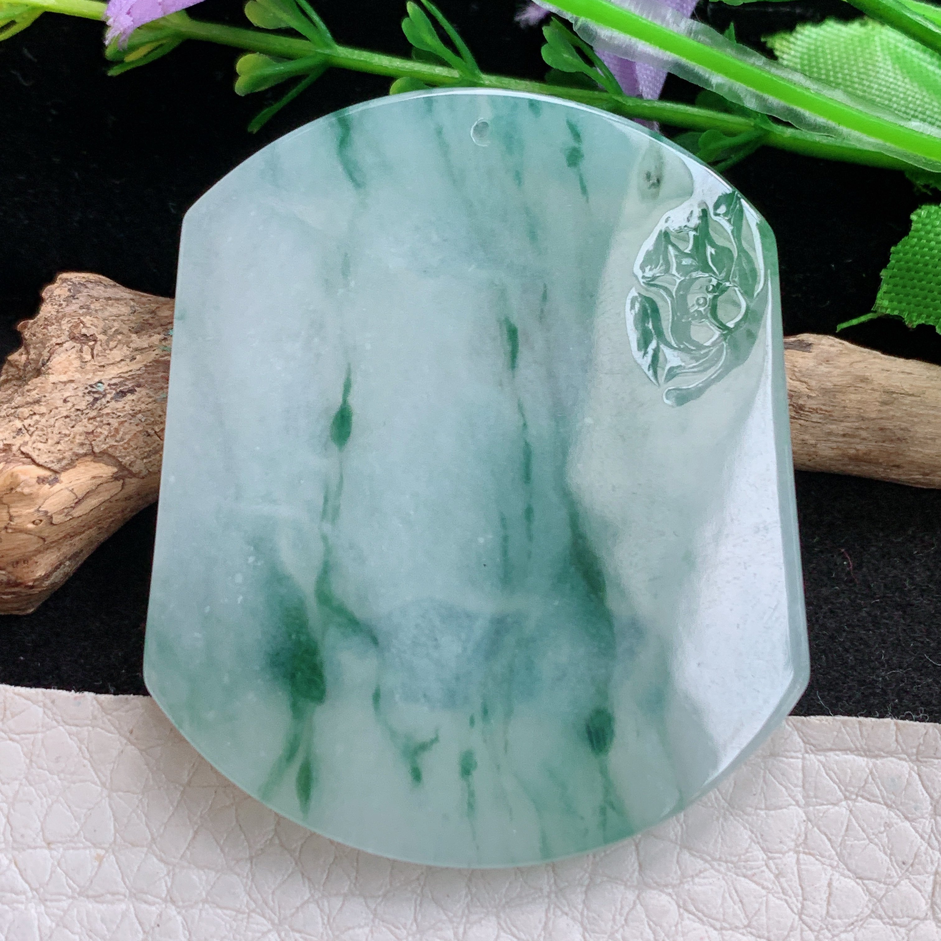 ktj自然光51.2*43.6*5.8天然缅甸翡翠冰透飘花生肖牛吊坠 本命年生肖守护神