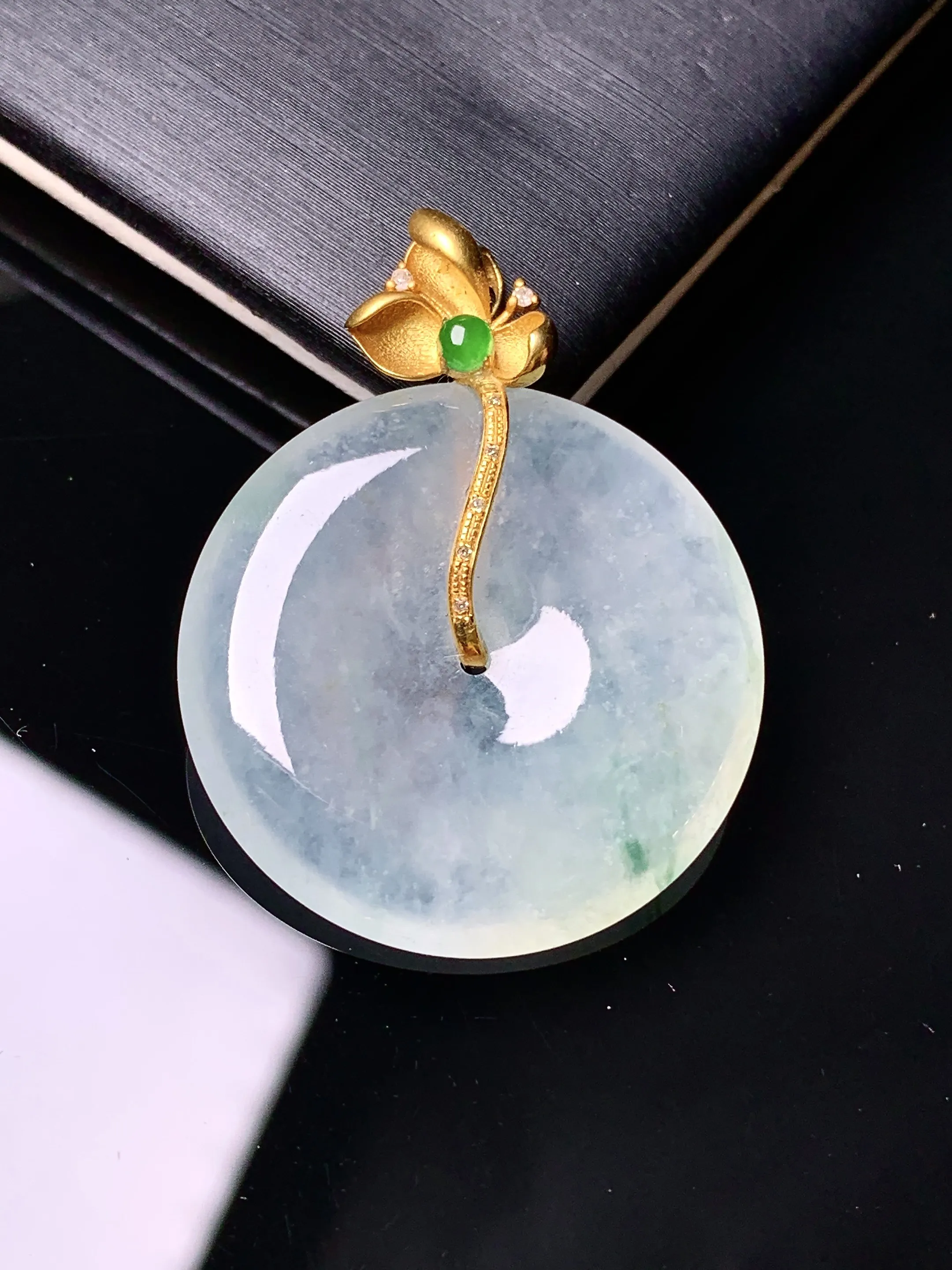 18k金钻镶嵌冰种平安扣吊坠 玉质细腻清新 水润亮眼 整体尺寸33.5*25.6*4.2