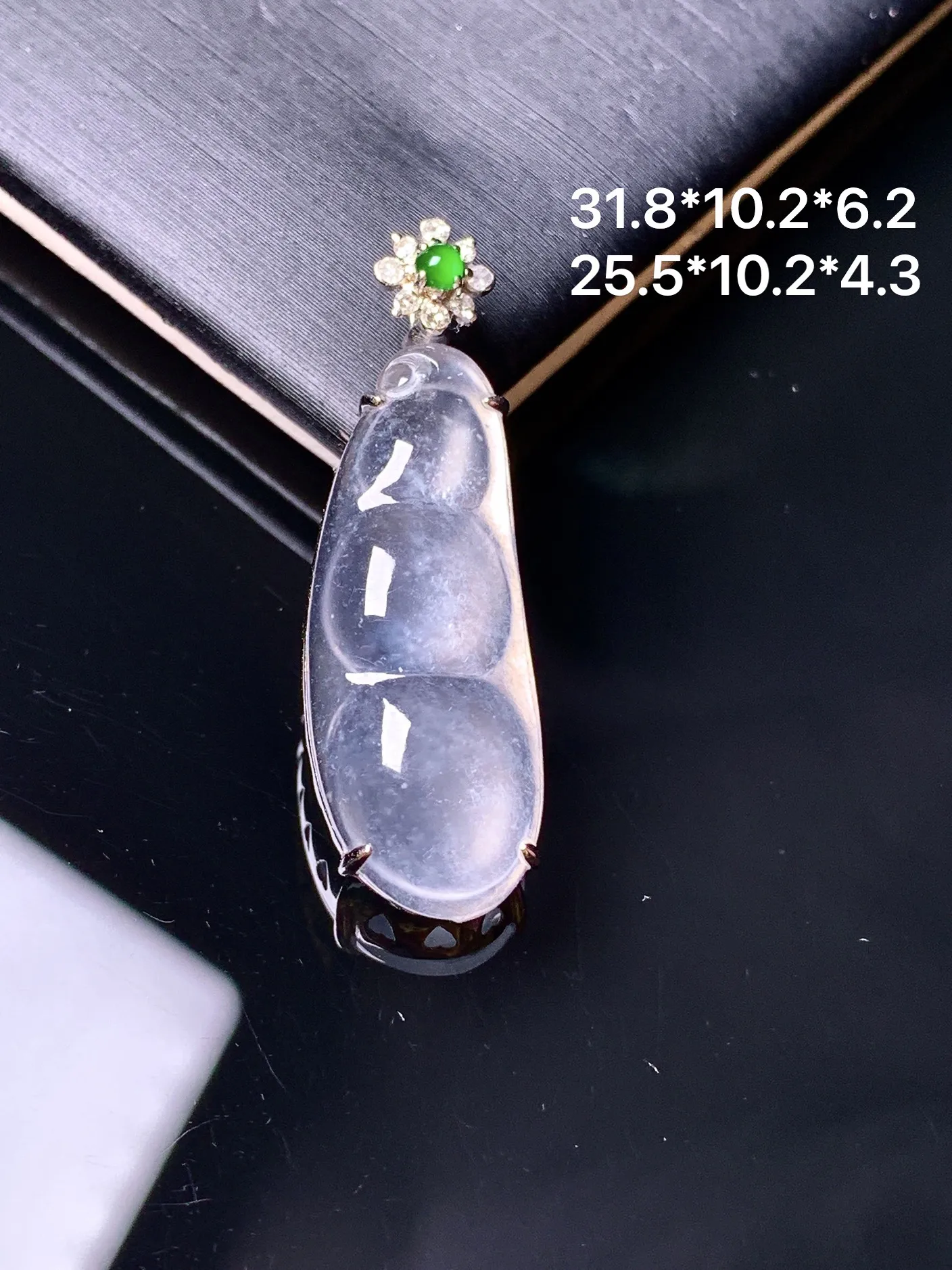 18k金钻镶嵌冰种四季豆吊坠 玉质细腻清新 水润亮眼 整体尺寸31.8*10.2*6.2
