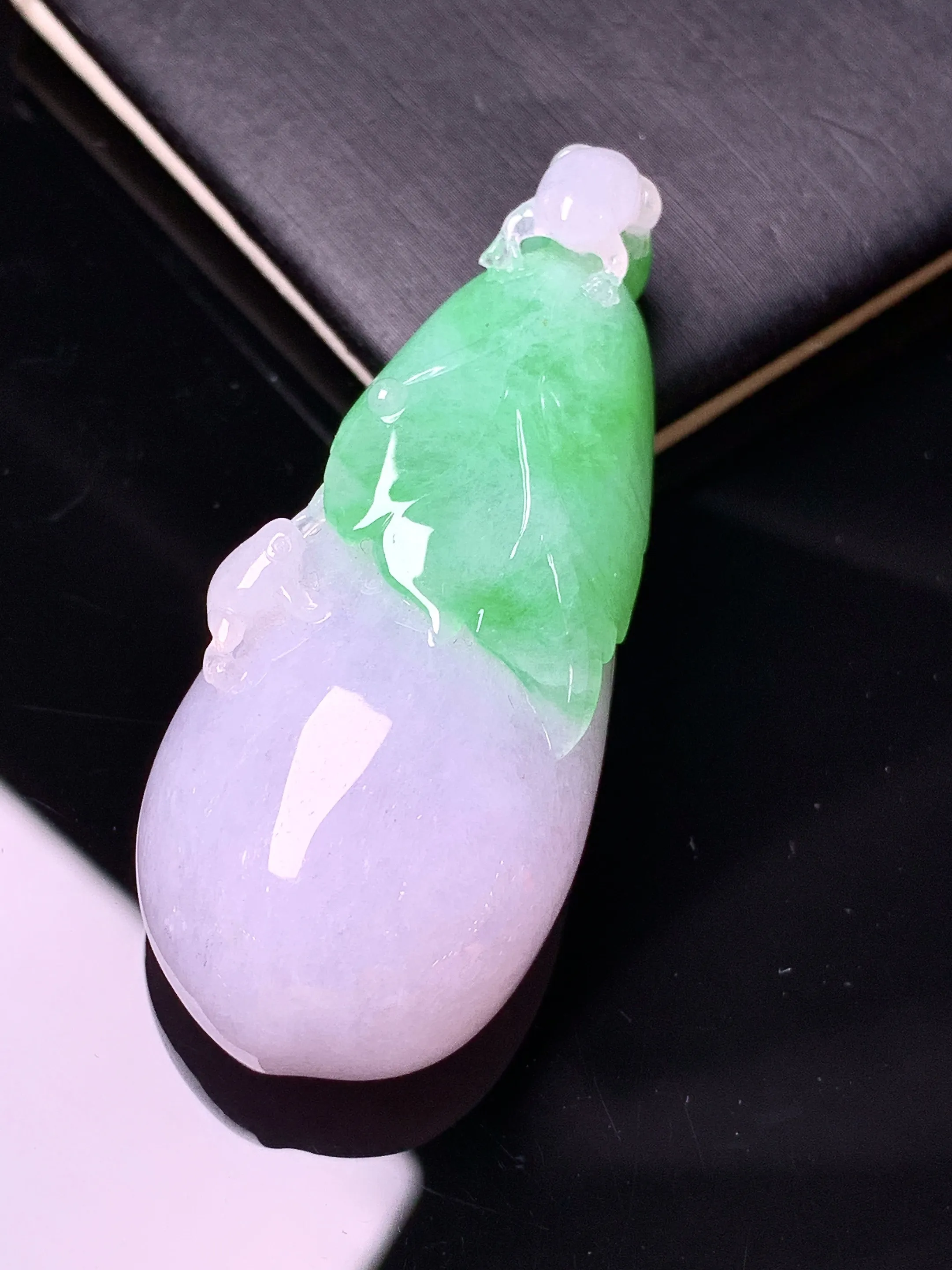 飘绿呱呱来财吊坠 玉质细腻清新 水润亮眼 整体尺寸50.8*21.6*13.5