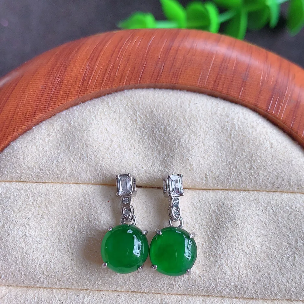 冰透满绿翡翠耳坠，自然光实拍，翠色灵动，颜色漂亮，种老水足，品相佳，佩戴佳品！W481.2  取一尺