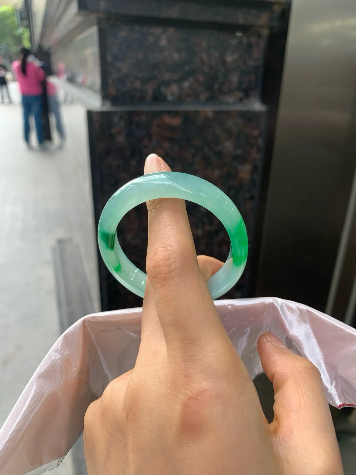 冰阳绿贵妃
52.3+44-10.7-6.3
打灯多处细根包容，底妆冰润细腻，两抹辣阳绿花两两相望，浓辣欲滴，娇艳吸睛，上手贵气迷人