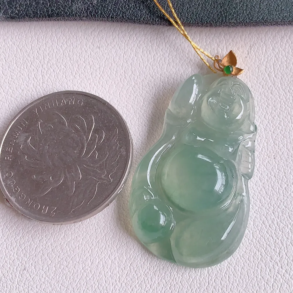 18k金扣冰润布袋佛挂件 玉质细腻  精雕弥勒佛，笑佛福耳垂肩，面相喜庆，开怀大笑，憨态可掬。惟妙惟肖，寓意福禄双全，吉祥美满，笑口常开 W400.2  尺寸：34.8-21-5.8mm