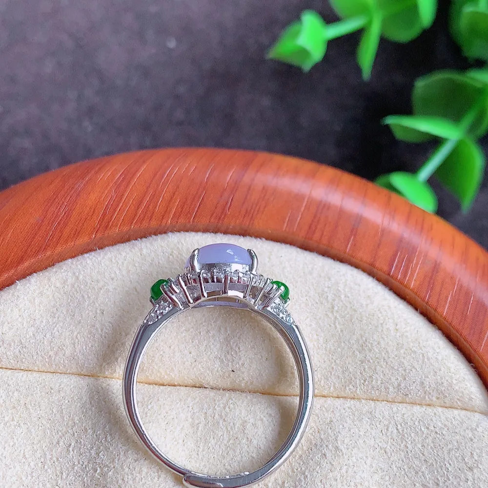 冰润紫罗兰精美环形翡翠戒指  玉质细腻  冰清玉润  飘花灵动  颜色漂亮  W815.2 内径尺寸：17.5mm  裸石尺寸：7.8mm