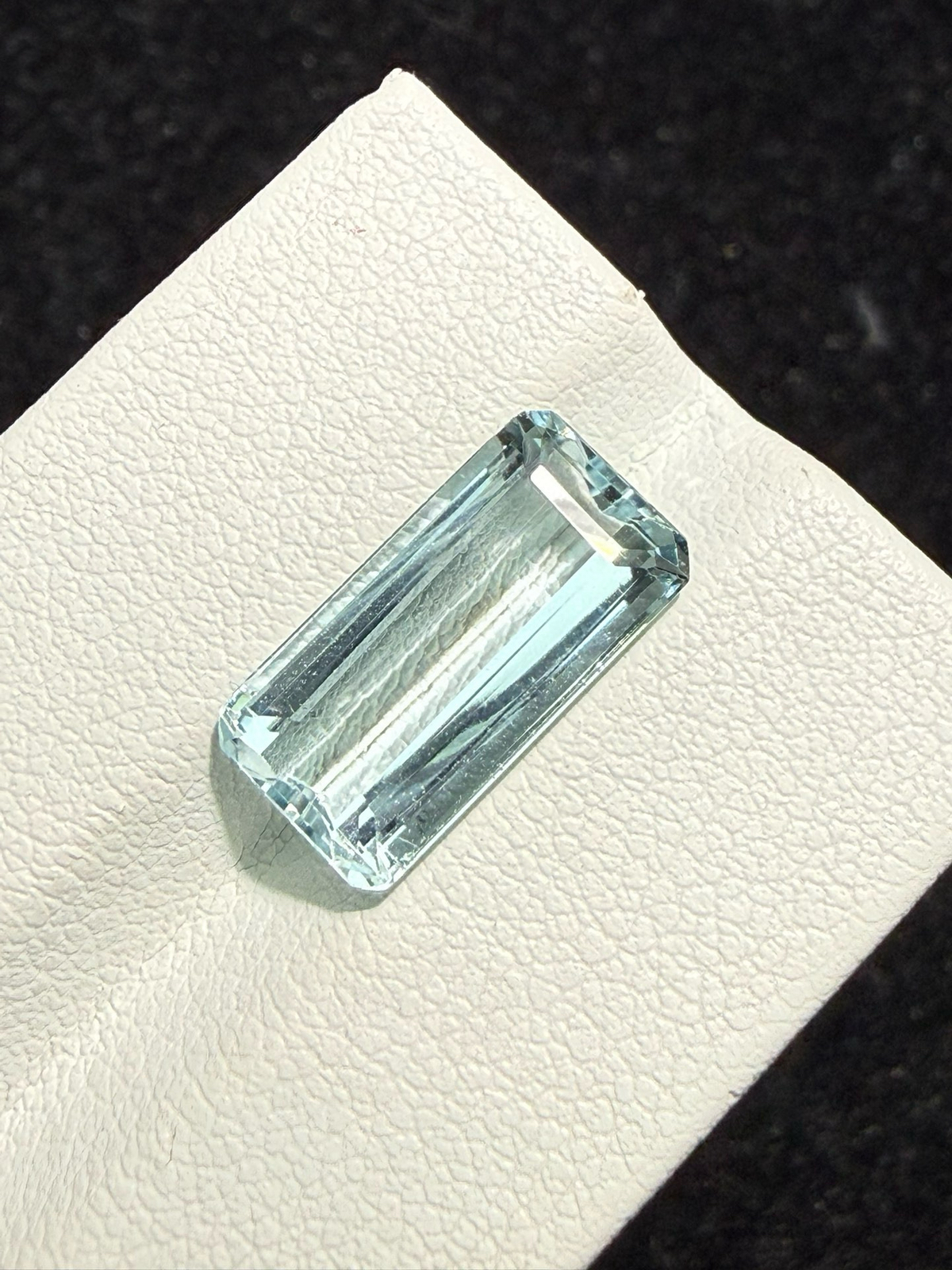 4.64克拉天然海蓝宝戒面裸石，颜色超美，火彩超好，尺寸：14.7*7.5*4.9mm