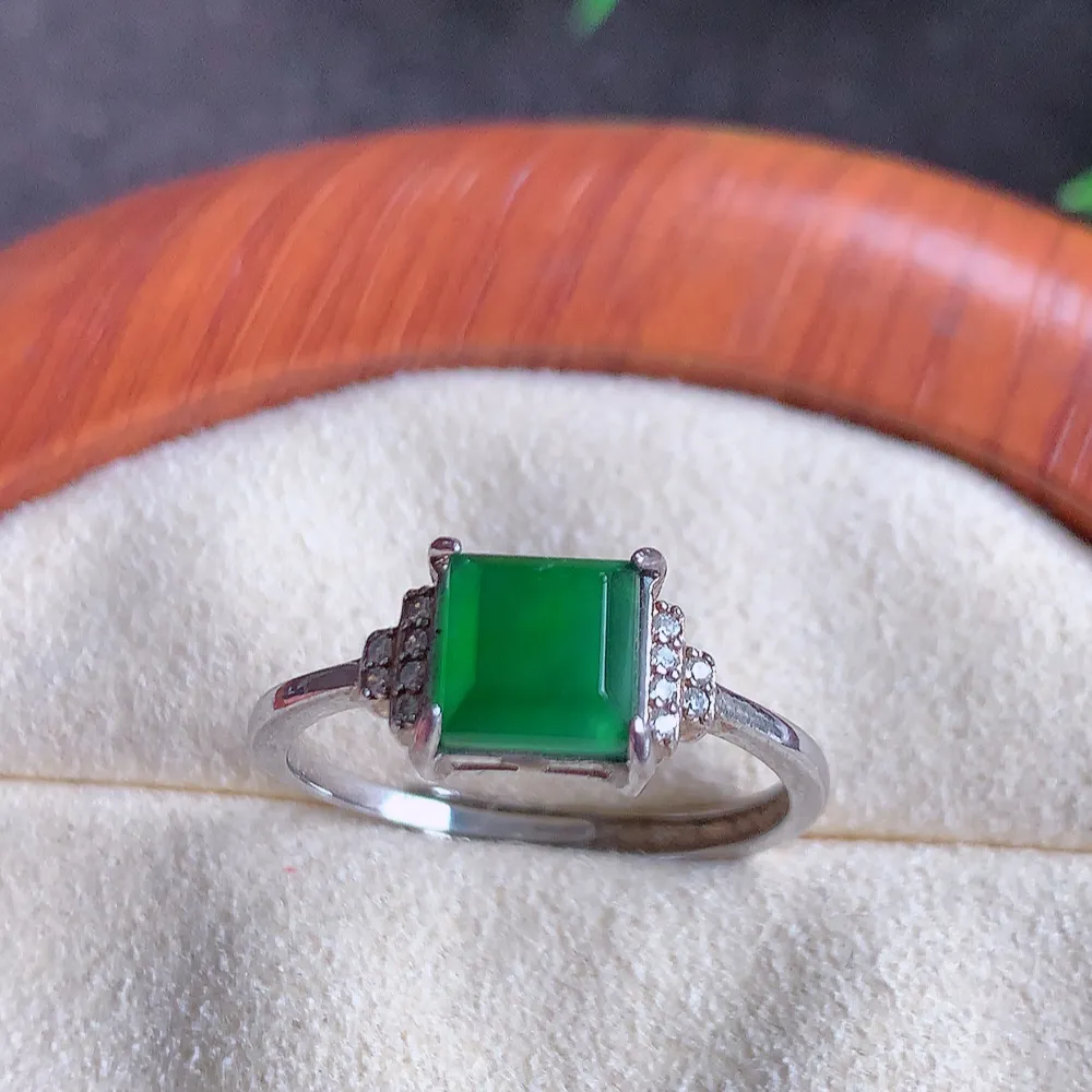 冰润满绿精美环形翡翠戒指  玉质细腻  冰清玉润  飘花灵动  颜色漂亮  W481.2 内径尺寸：18mm  裸石尺寸：6.3-6.4mm