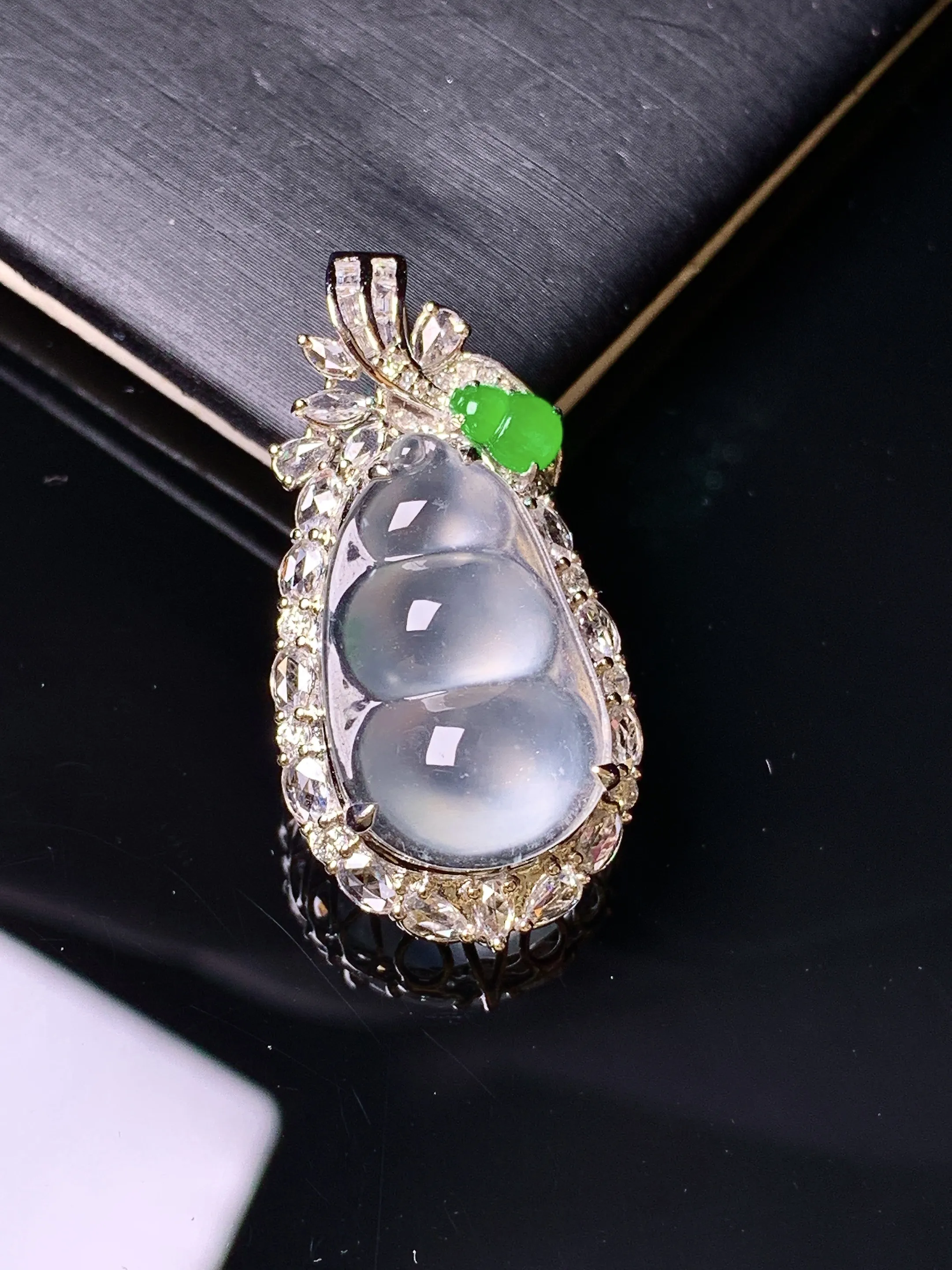 18k金钻镶嵌玻璃种四季豆吊坠 玉质细腻清新 水润亮眼 整体尺寸33.2*16.6*11