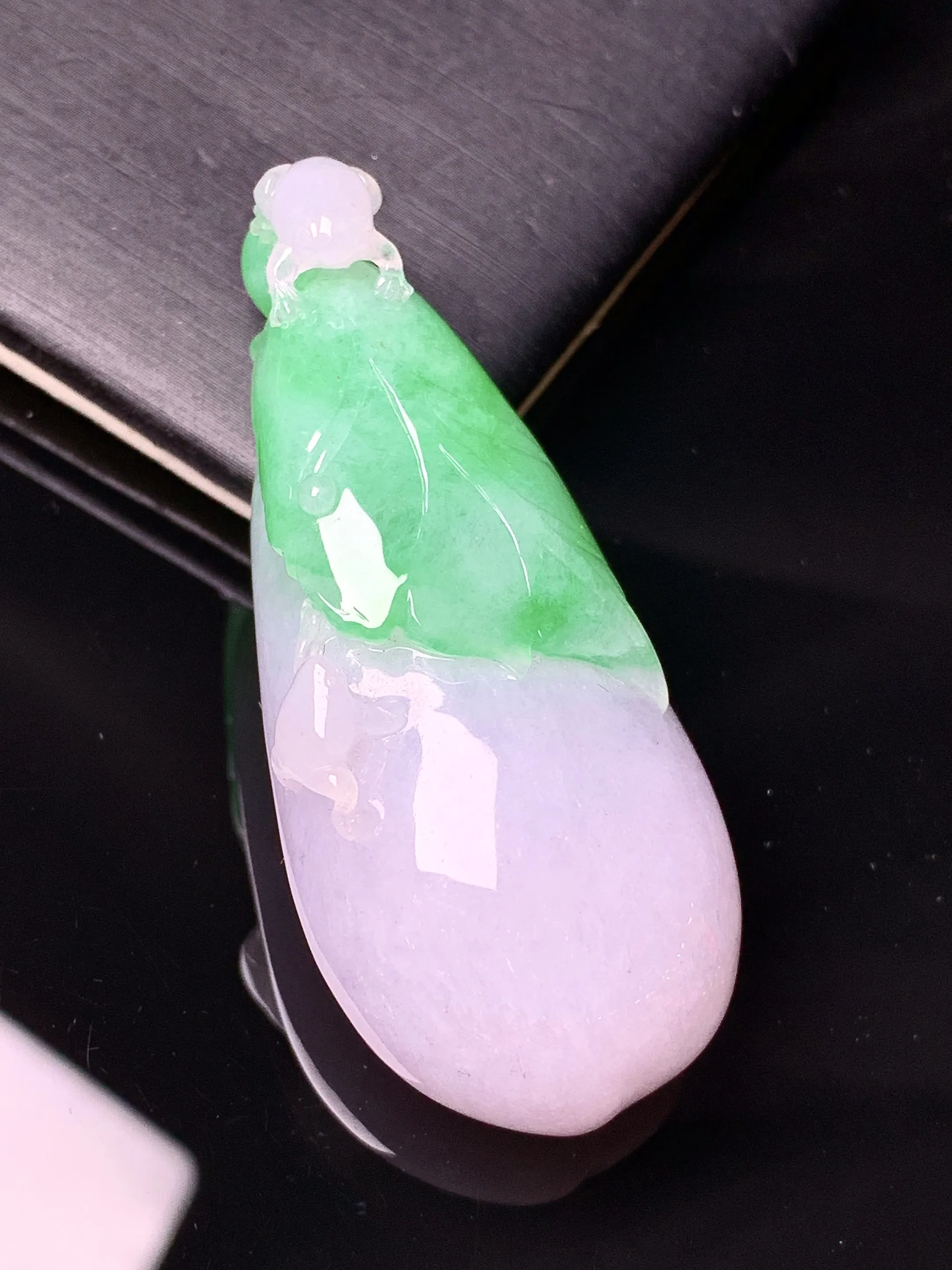 飘绿呱呱来财吊坠 玉质细腻清新 水润亮眼 整体尺寸50.8*21.6*13.5