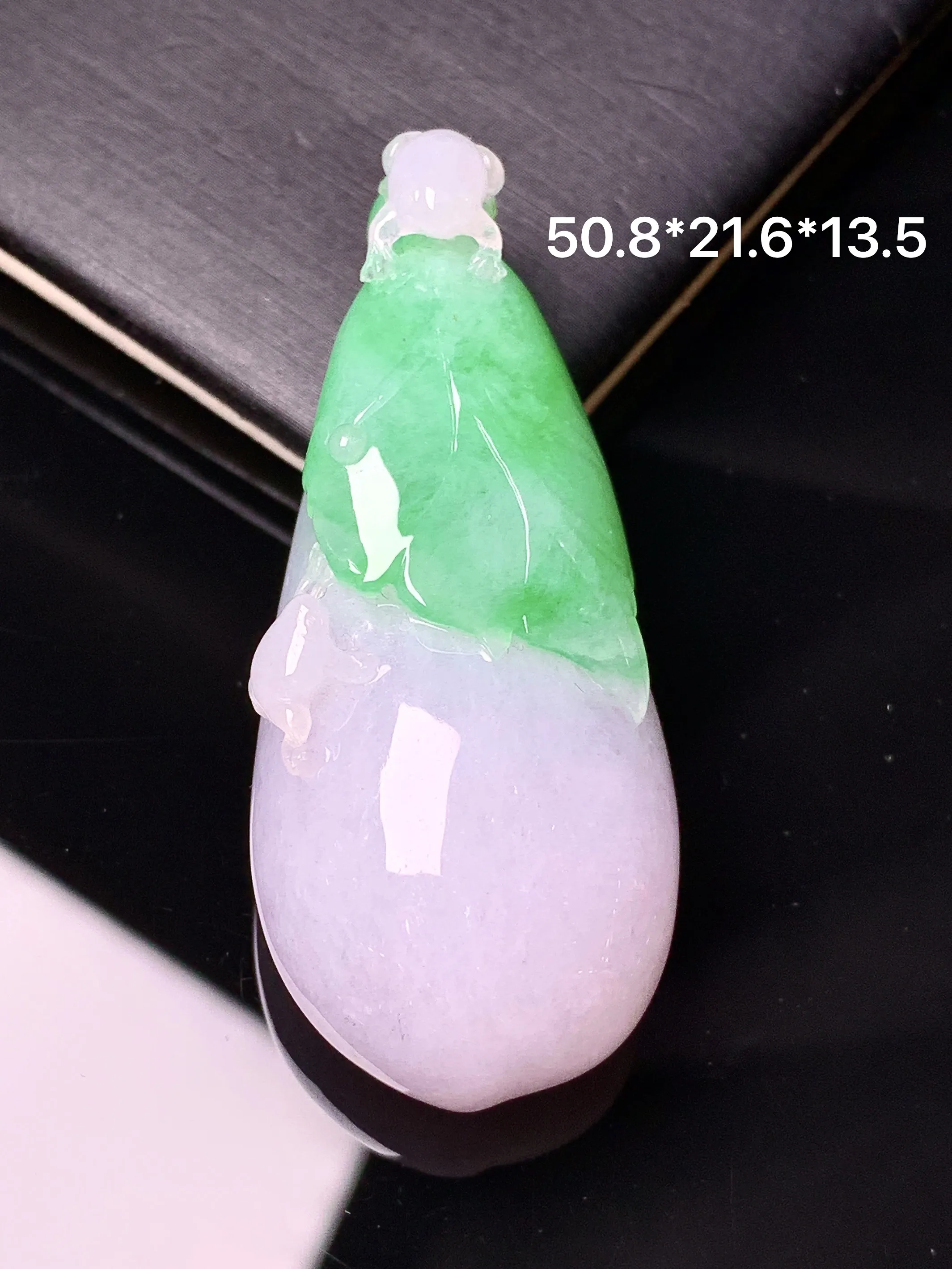 飘绿呱呱来财吊坠 玉质细腻清新 水润亮眼 整体尺寸50.8*21.6*13.5