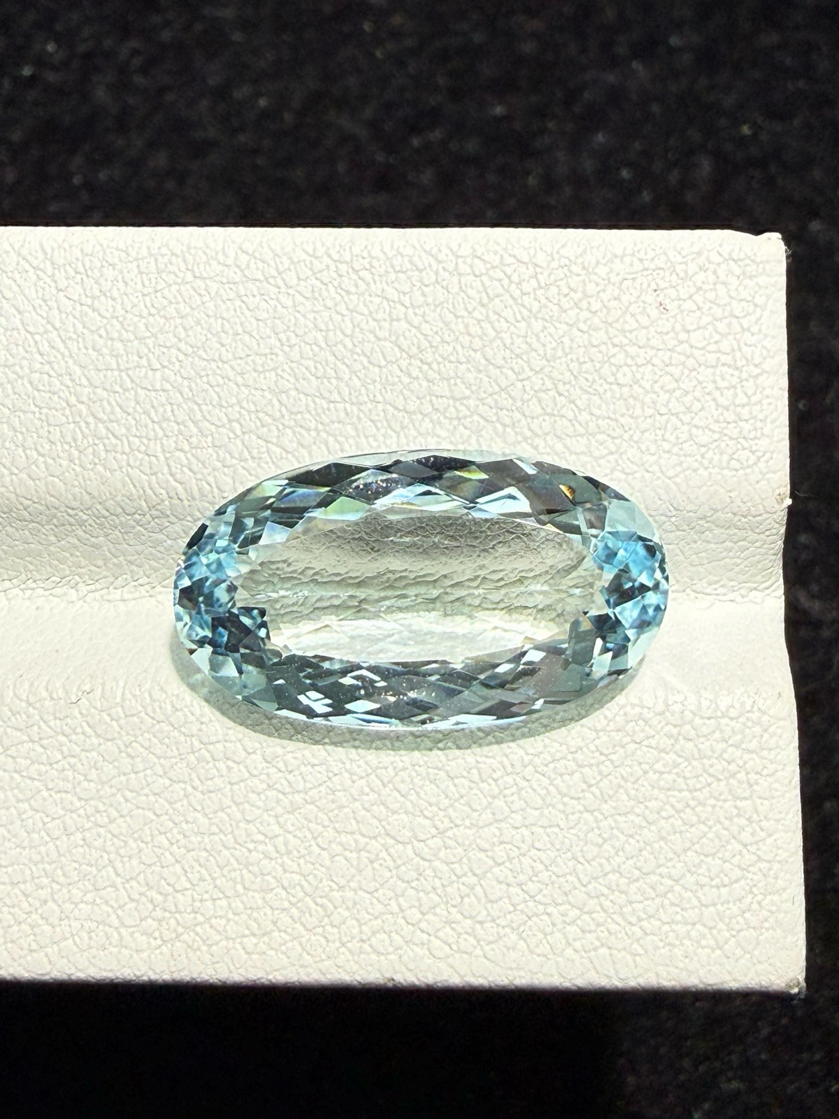 8.545克拉天然海蓝宝戒面裸石，颜色超美，火彩超好，尺寸：19.5*10.9*6mm