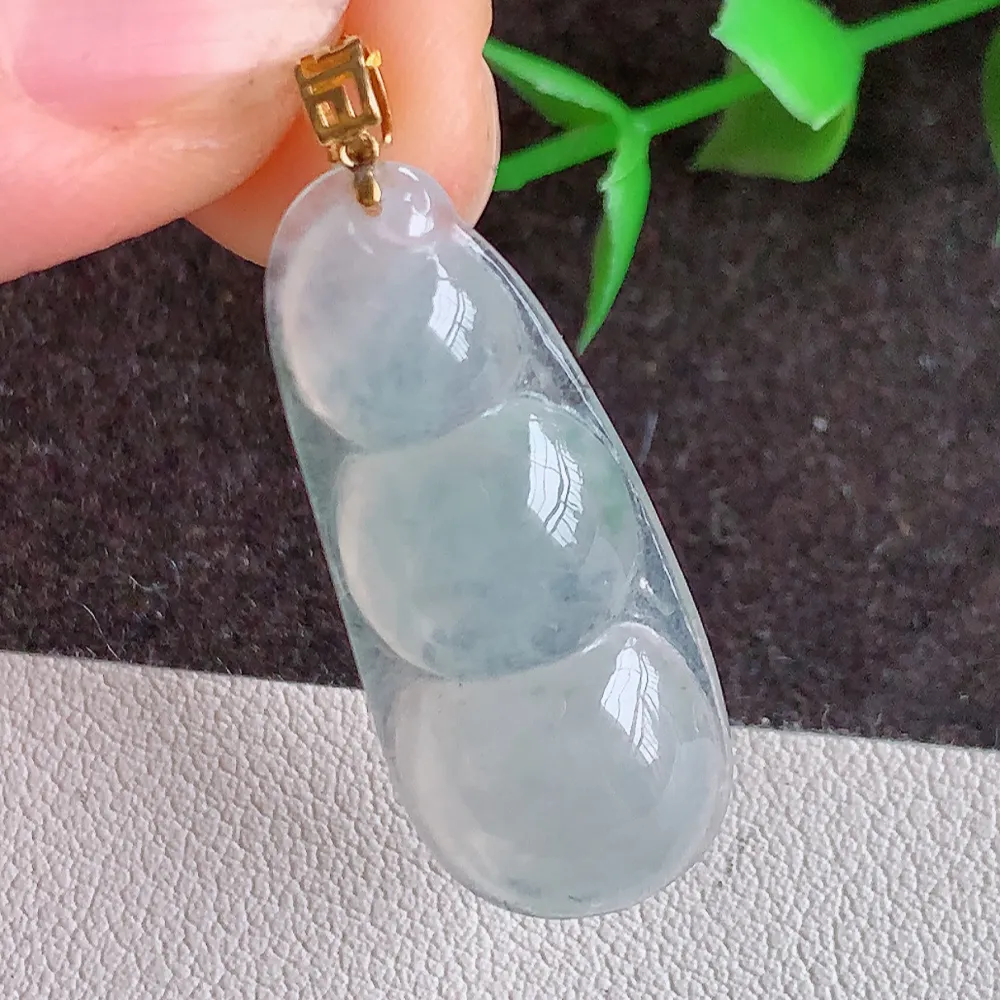 18k金扣冰润福豆翡翠挂件，冰清玉洁  胶感十足  寓意“四季平安，福气满满”颜色鲜艳，清新自然，饱满通透   W400.2    尺寸：32.5-13.2-5.2mm