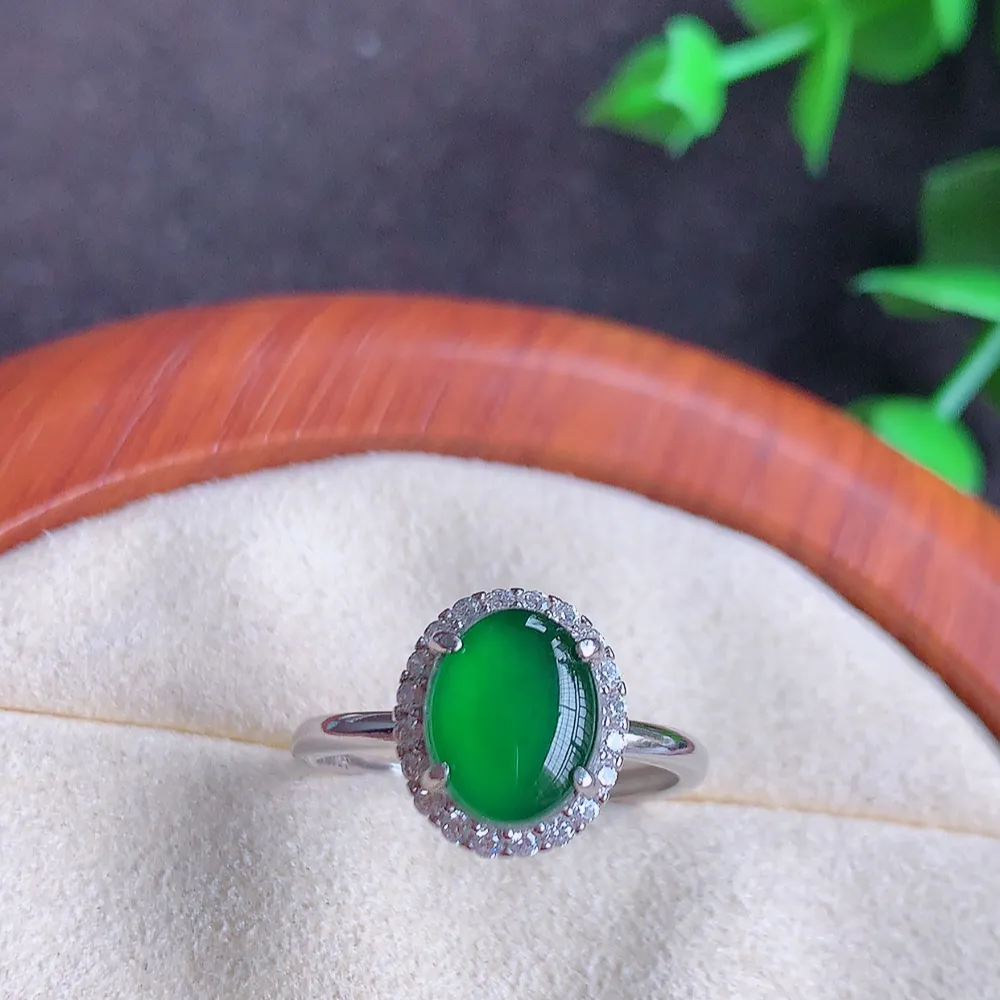 冰润满绿精美环形翡翠戒指  玉质细腻  冰清玉润  飘花灵动  颜色漂亮  W481.2 内径尺寸：17.5mm  裸石尺寸：8.8-6.8mm