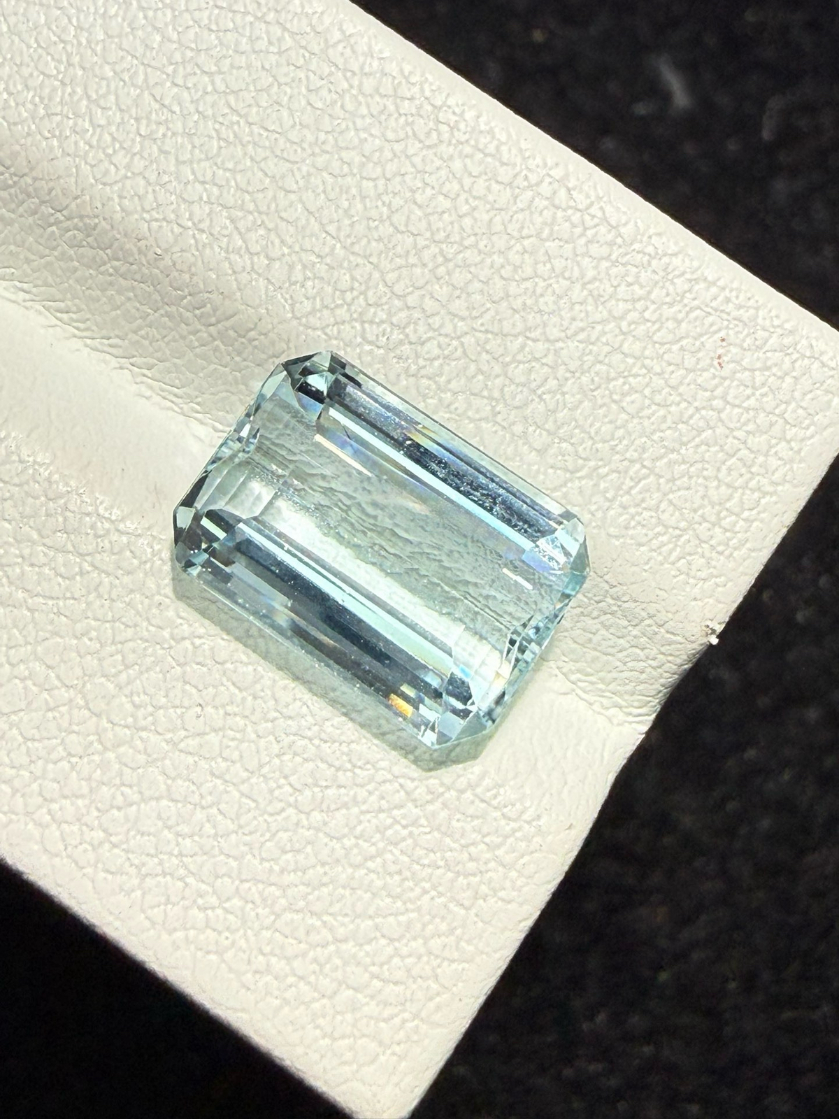 5.69克拉天然海蓝宝戒面裸石，颜色超美，火彩超好，尺寸：12.4*8.8*6.2mm