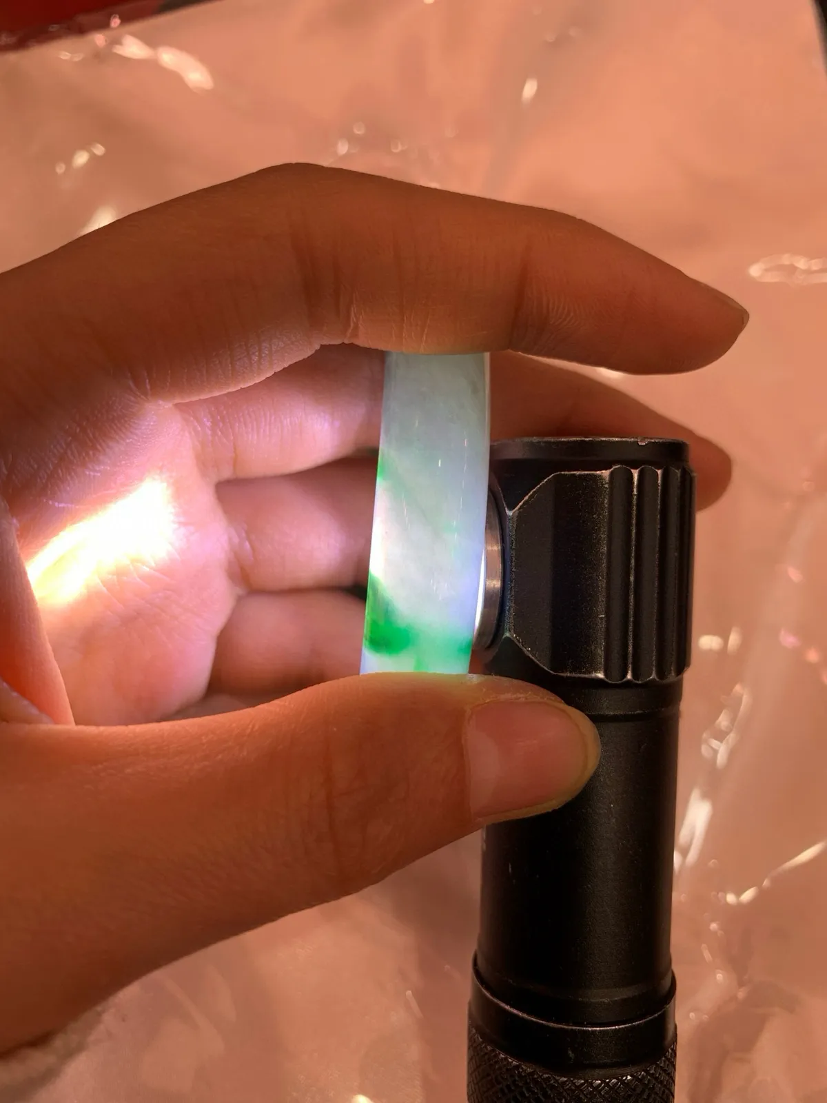 冰阳绿贵妃
52.3+44-10.7-6.3
打灯多处细根包容，底妆冰润细腻，两抹辣阳绿花两两相望，浓辣欲滴，娇艳吸睛，上手贵气迷人