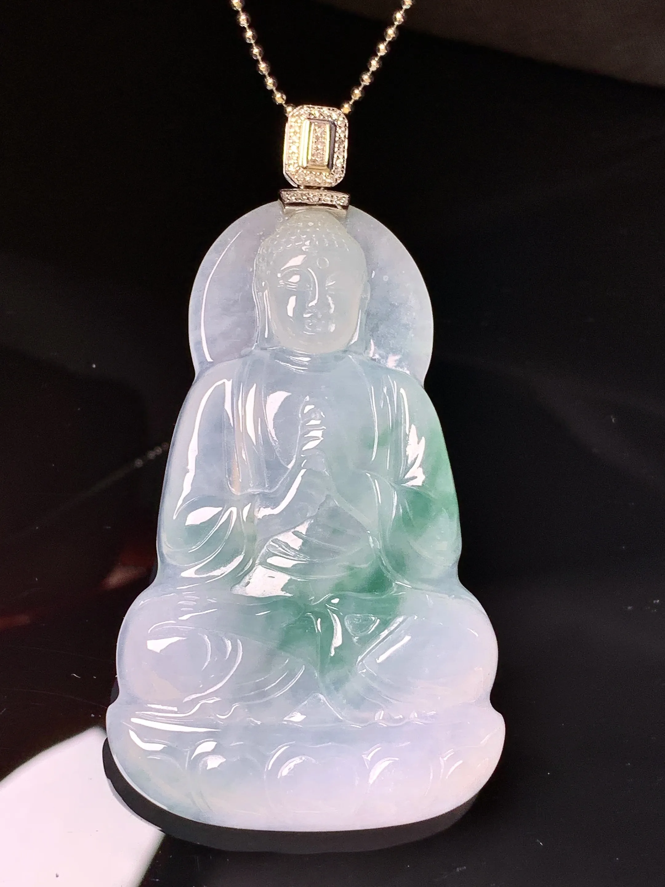 18k金钻镶嵌飘绿大日如来吊坠 玉质细腻清新 水润亮眼 整体尺寸61.2*32.6*5.5