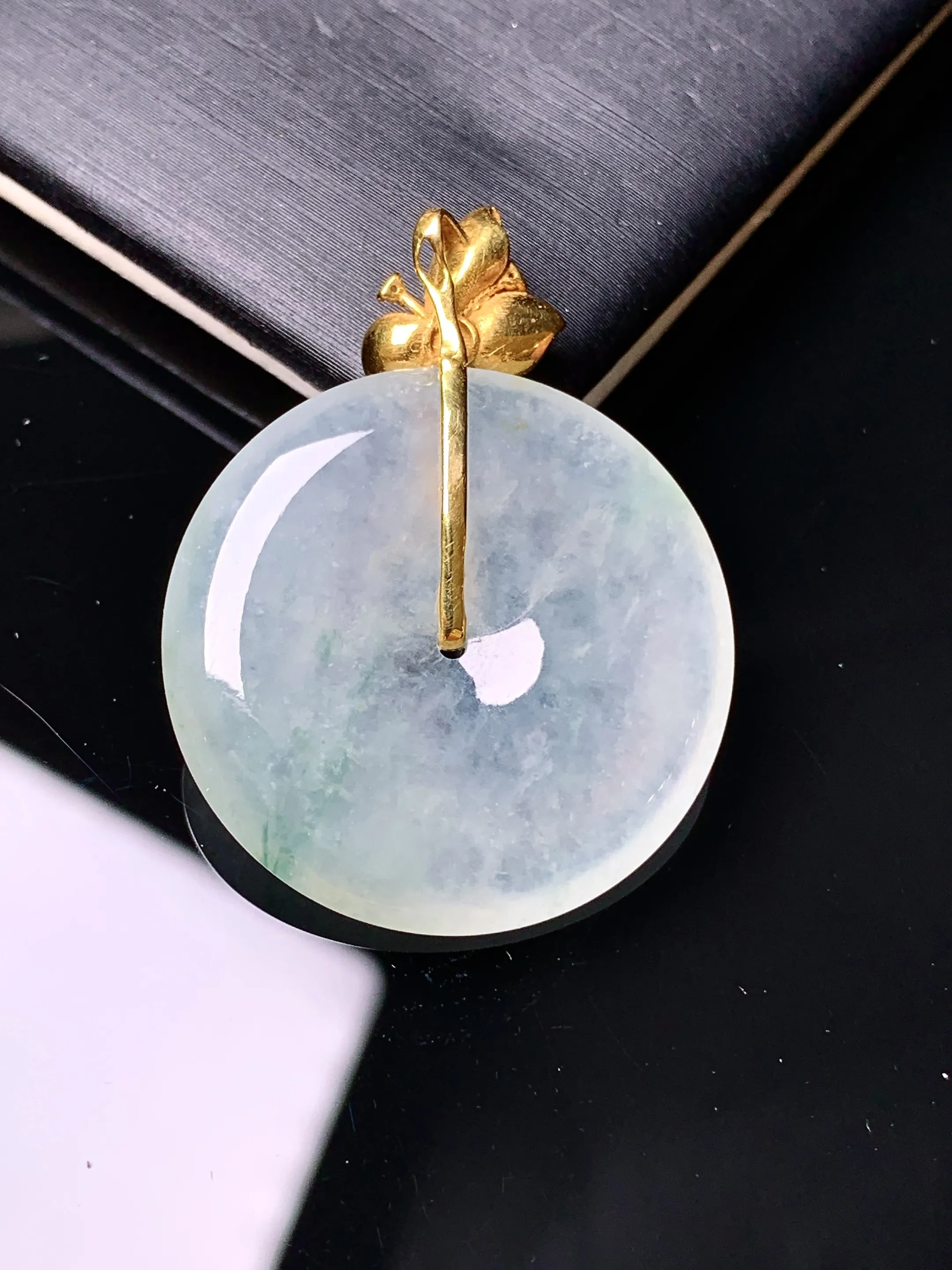 18k金钻镶嵌冰种平安扣吊坠 玉质细腻清新 水润亮眼 整体尺寸33.5*25.6*4.2