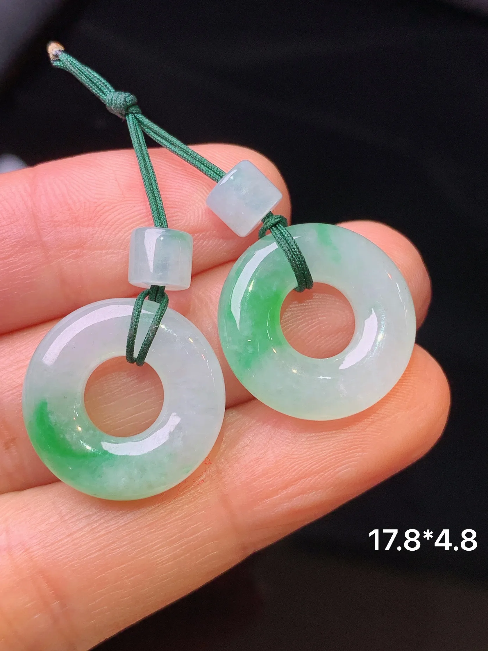 飘绿平安环一对 玉质细腻清新 水润亮眼 整体尺寸17.8*4.8