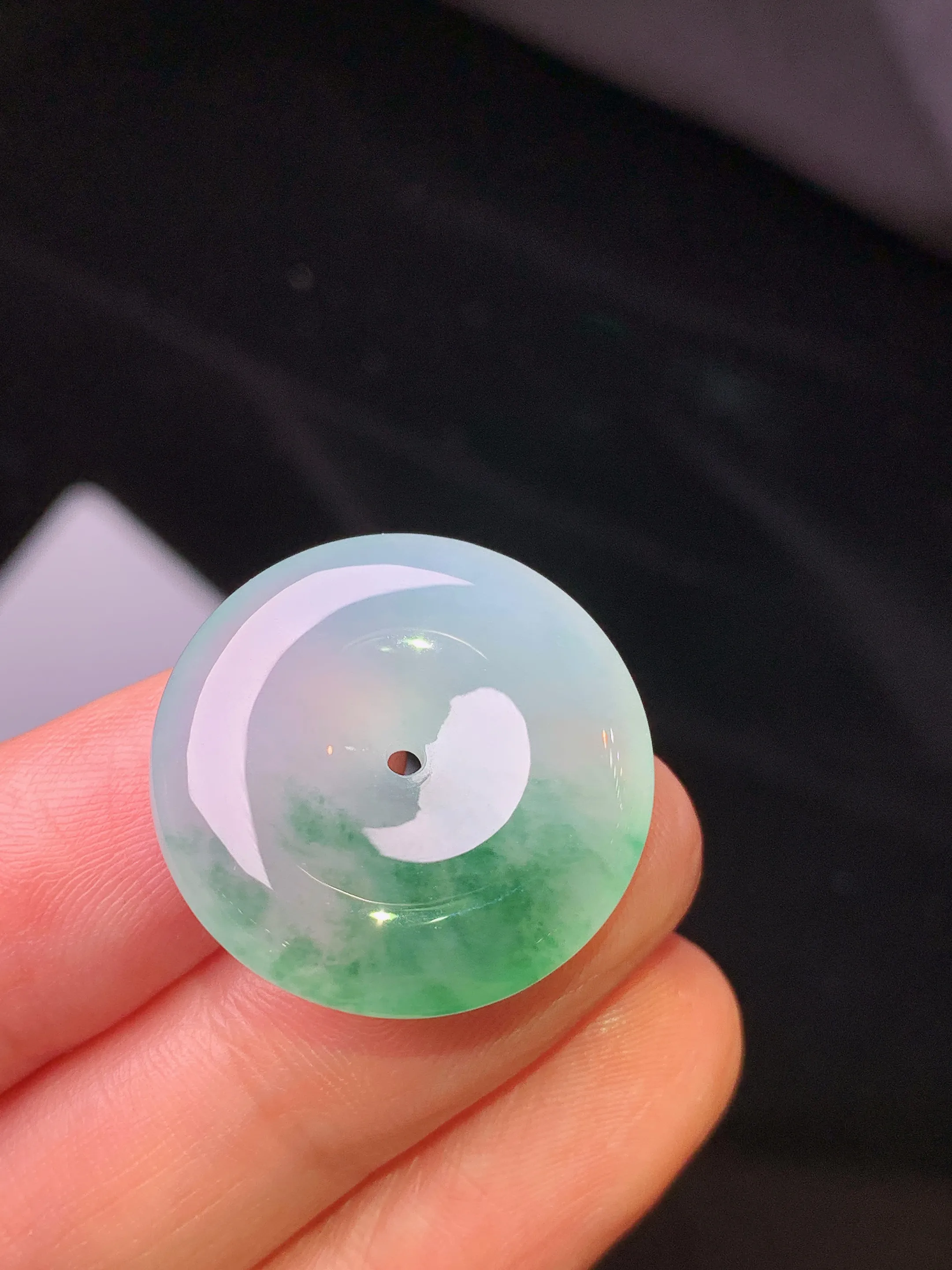 冰种飘绿平安扣吊坠 玉质细腻清新 水润亮眼 整体尺寸23.3*5.7