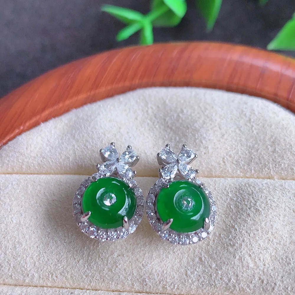 冰透满绿翡翠耳坠，自然光实拍，翠色灵动，颜色漂亮，种老水足，品相佳，佩戴佳品！W815.2  取一尺寸：15.3-10.5-5.5mm  裸石尺寸：7.5mm