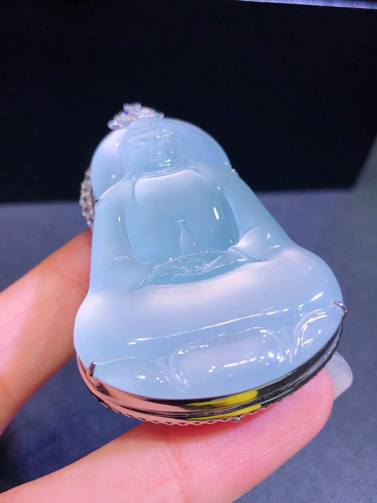 18K金镶 茅台白观音吊坠 完美 水润起光 品相饱满 苹果手机拍摄，实物更好看