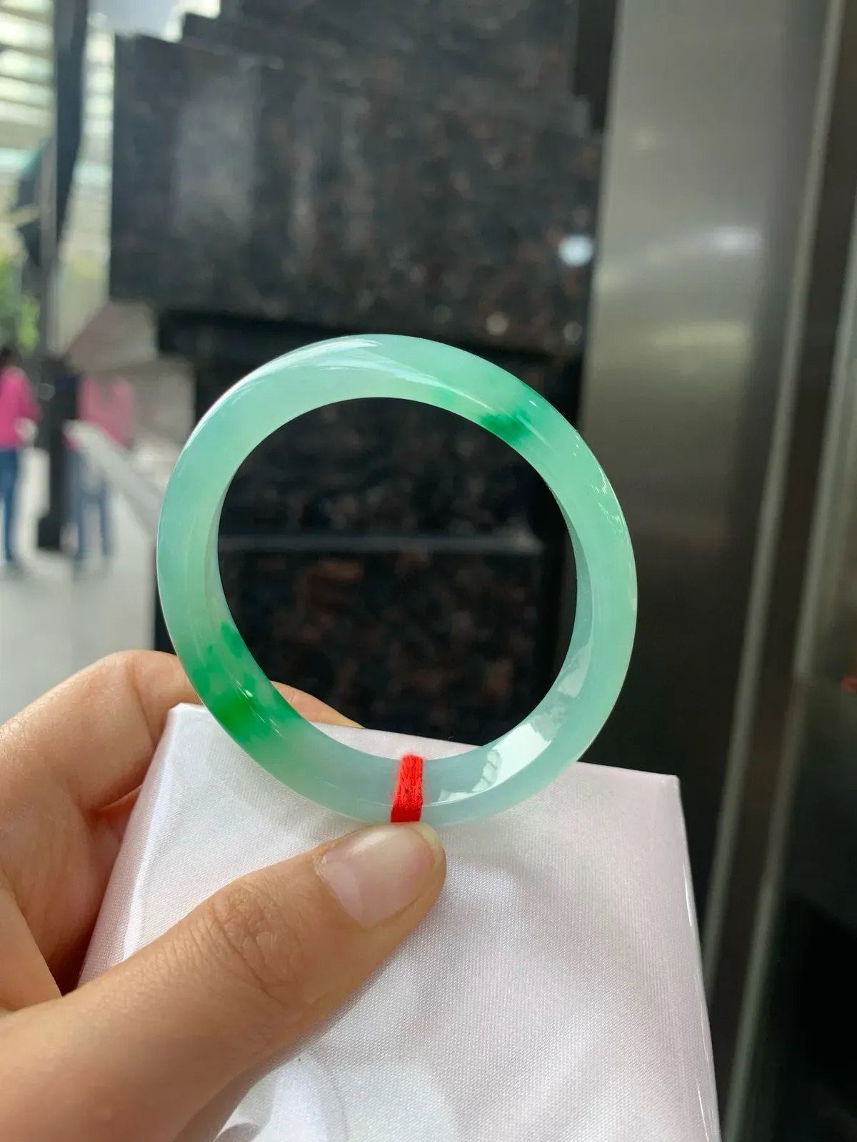 冰阳绿贵妃
52.3+44-10.7-6.3
打灯多处细根包容，底妆冰润细腻，两抹辣阳绿花两两相望，浓辣欲滴，娇艳吸睛，上手贵气迷人