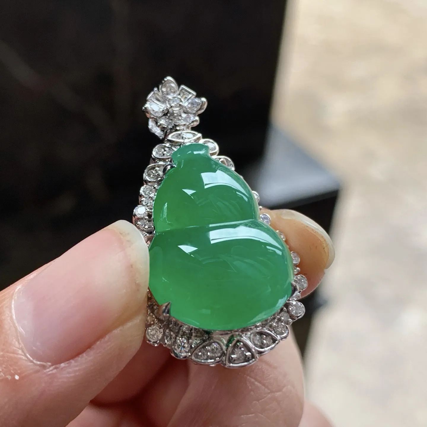 金钻镶嵌辣绿色葫芦吊坠^_^鲜艳 浓郁 起光