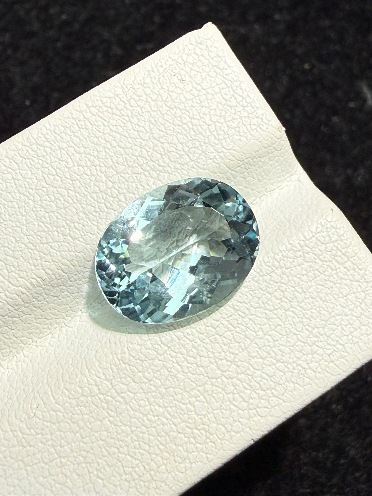 4.675克拉天然海蓝宝戒面裸石，颜色超美，火彩超好，尺寸：13.3*10.2*5.9mm