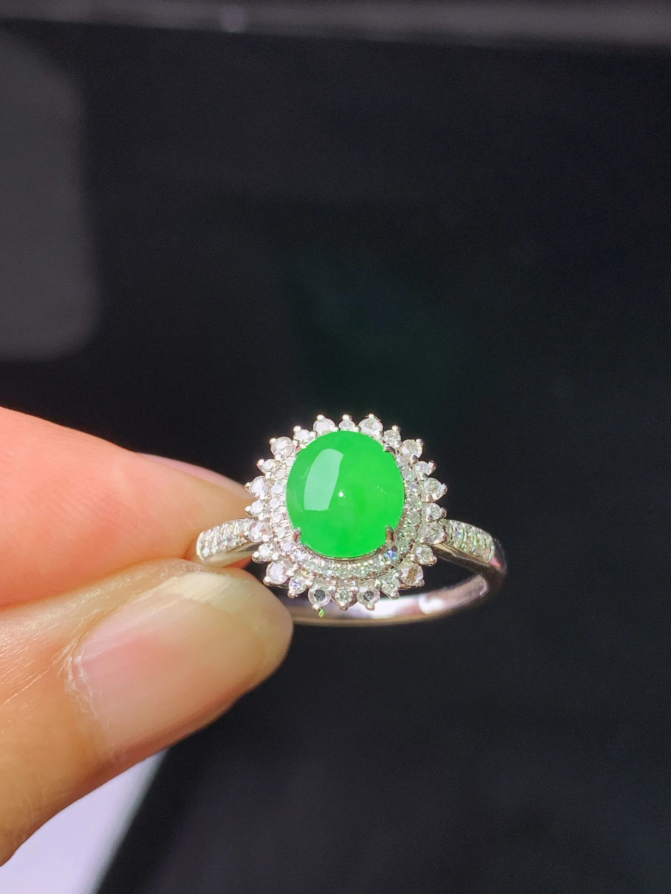 18k金钻镶嵌满绿蛋面戒指 玉质细腻清新 水润亮眼 圈口13.5 整体尺寸11.8*11.3*8