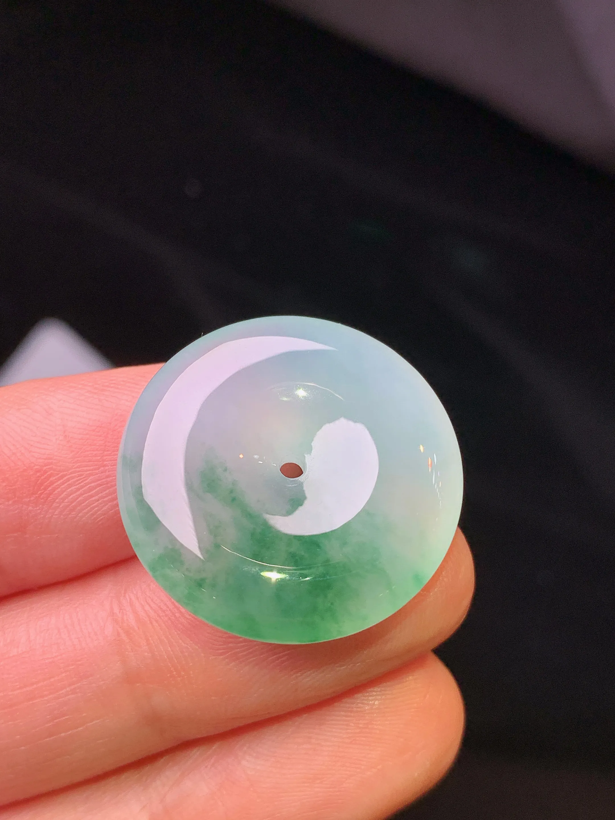 冰种飘绿平安扣吊坠 玉质细腻清新 水润亮眼 整体尺寸23.3*5.7