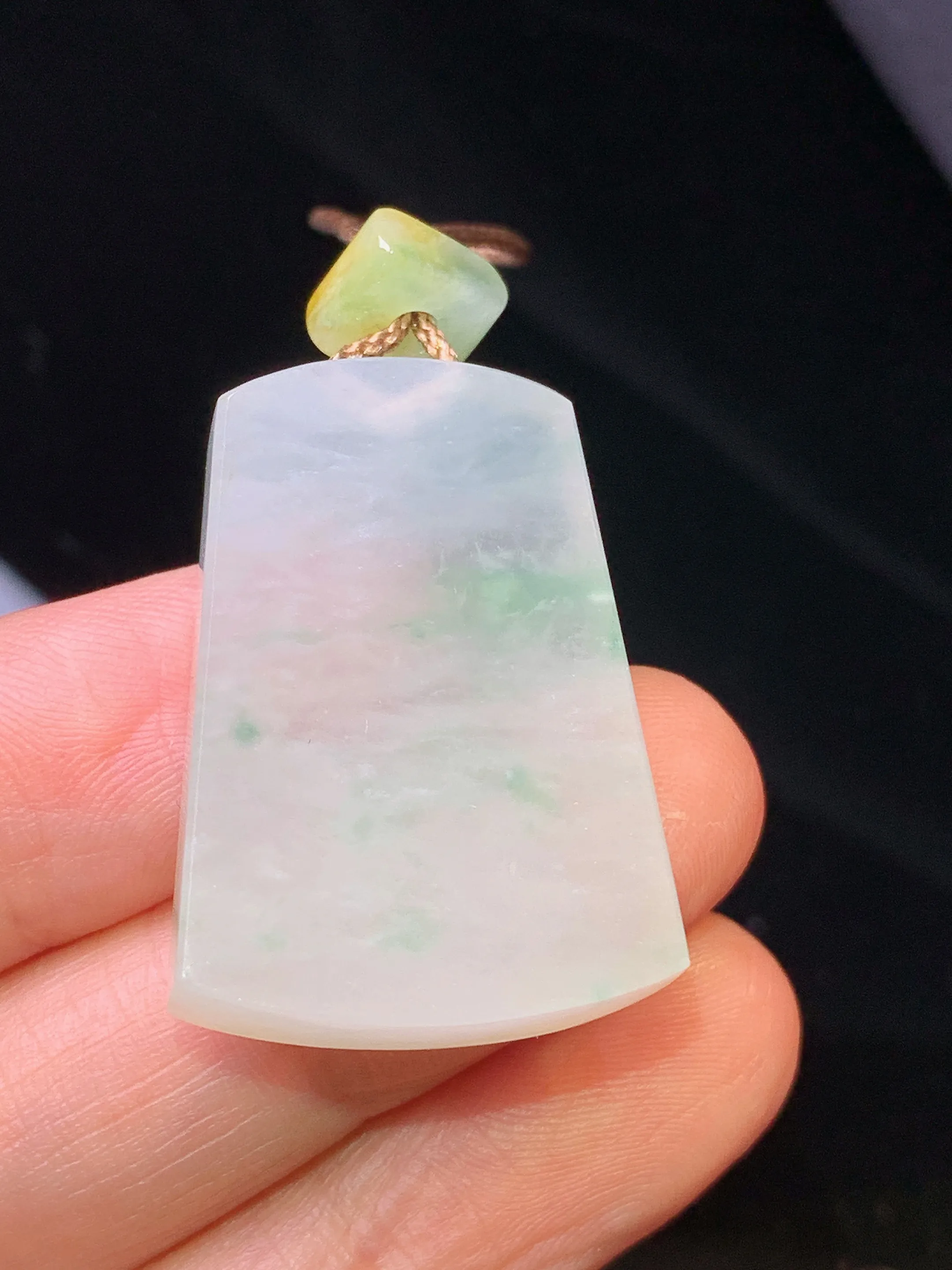 冰种飘花无事牌吊坠 玉质细腻清新 水润亮眼 整体尺寸30*21.5*6.2