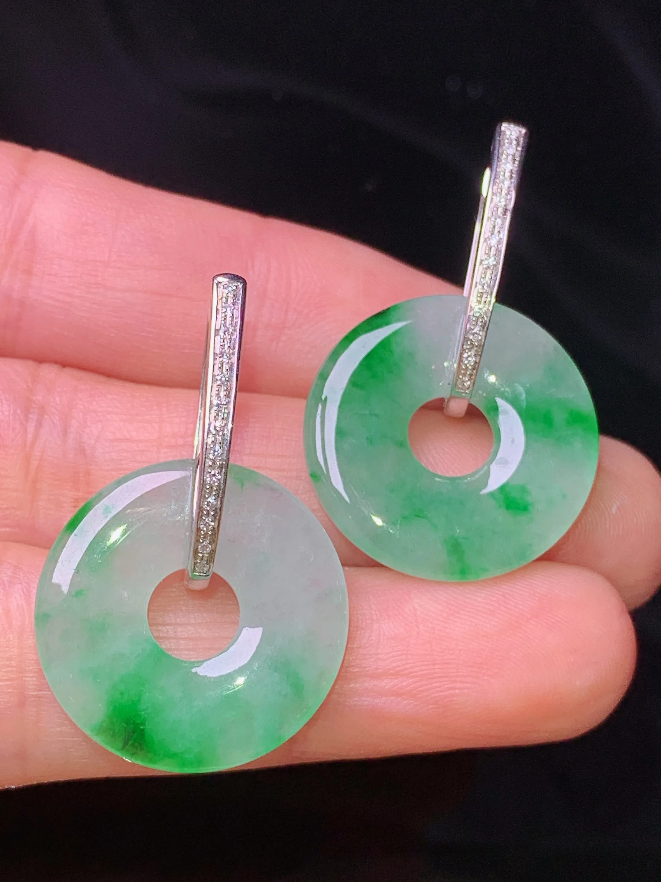 18k金钻镶嵌飘绿平安环耳坠 玉质细腻清新 水润亮眼 整体尺寸32.3*20.5*3.2