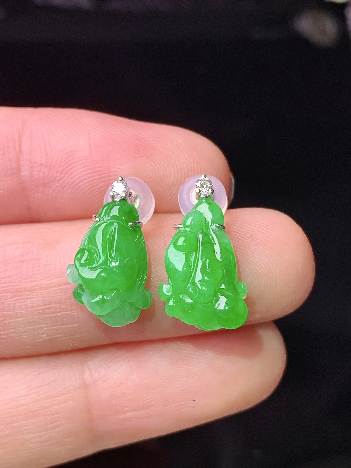 18k金钻镶嵌翠绿白菜耳钉 玉质细腻 色泽艳丽清新 水润亮眼 裸石尺寸13*9.3*4.5