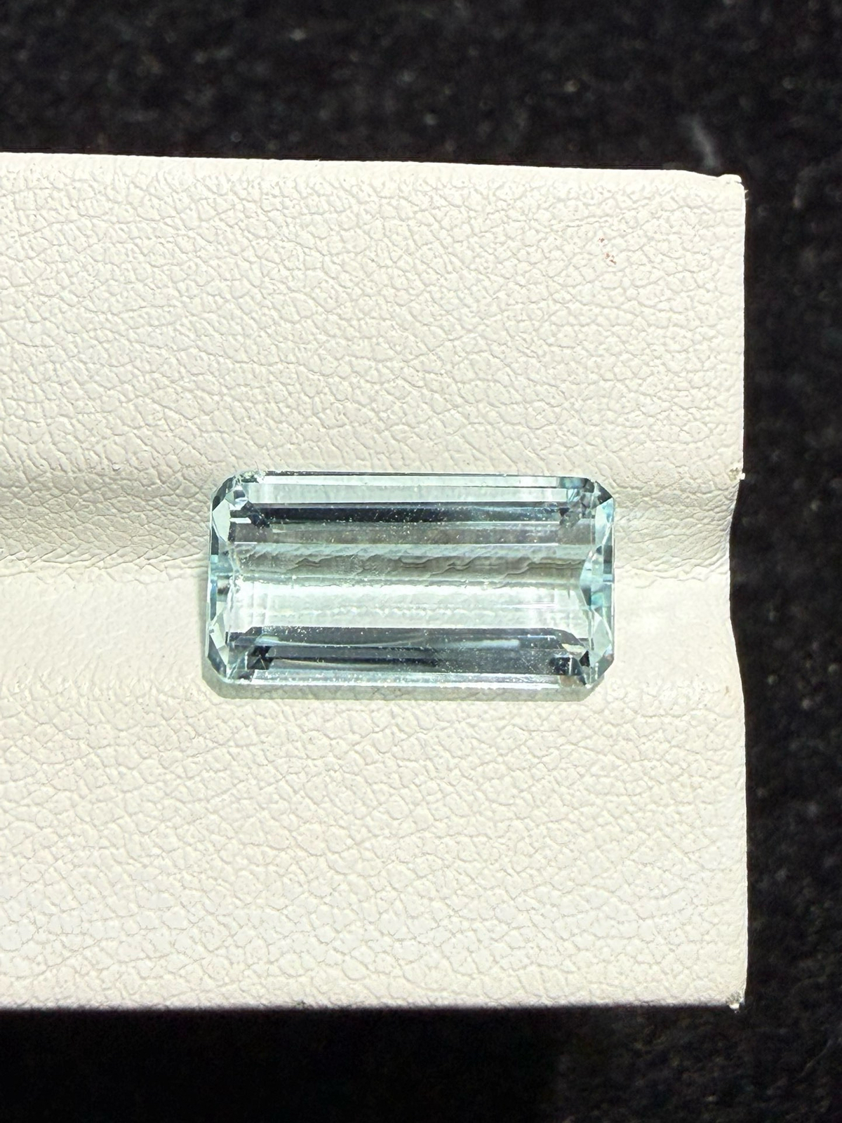 4.64克拉天然海蓝宝戒面裸石，颜色超美，火彩超好，尺寸：14.7*7.5*4.9mm